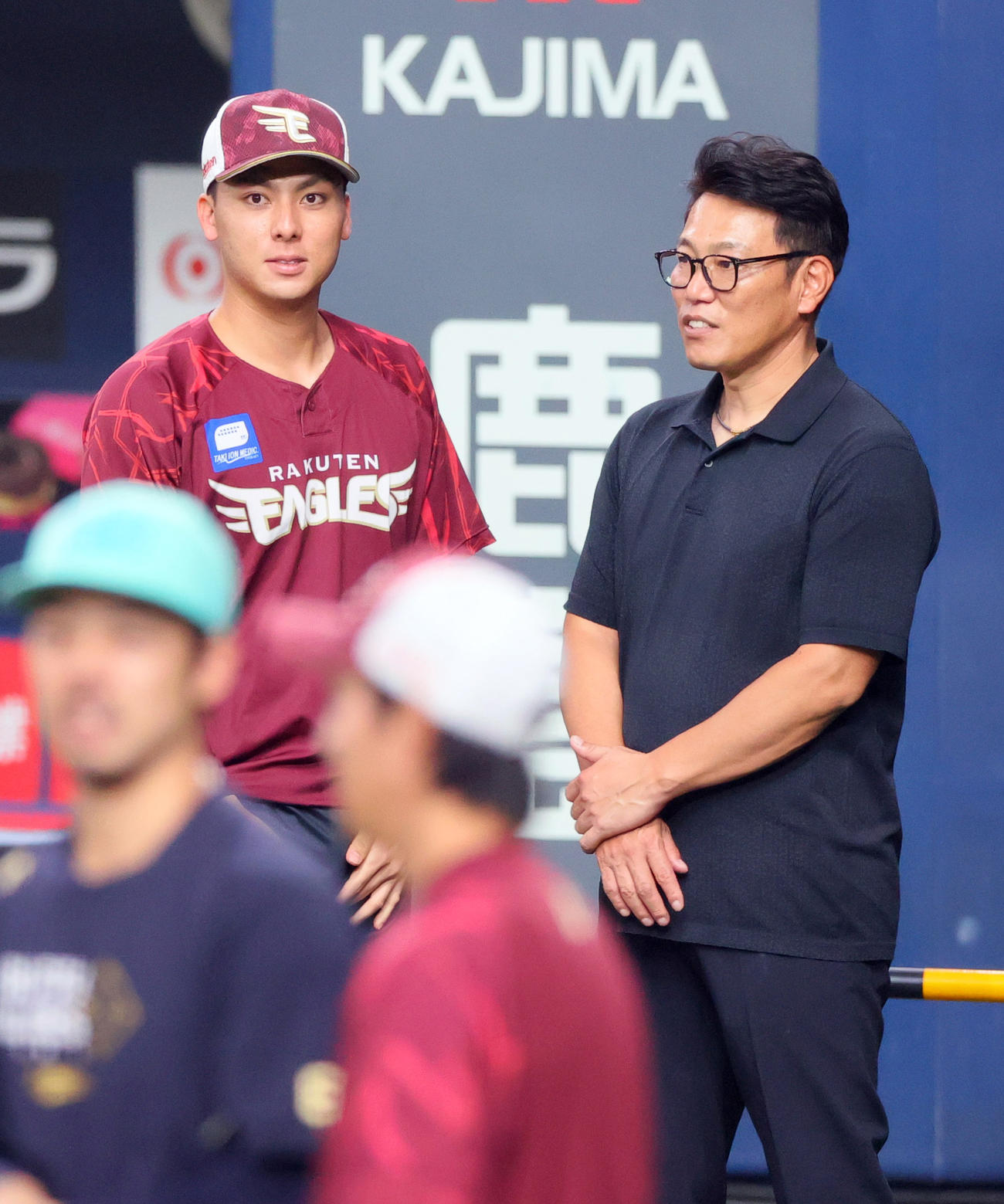 オリックス対楽天　試合前、侍ジャパン井端監督（右）と話す楽天村林（撮影・上山淳一）