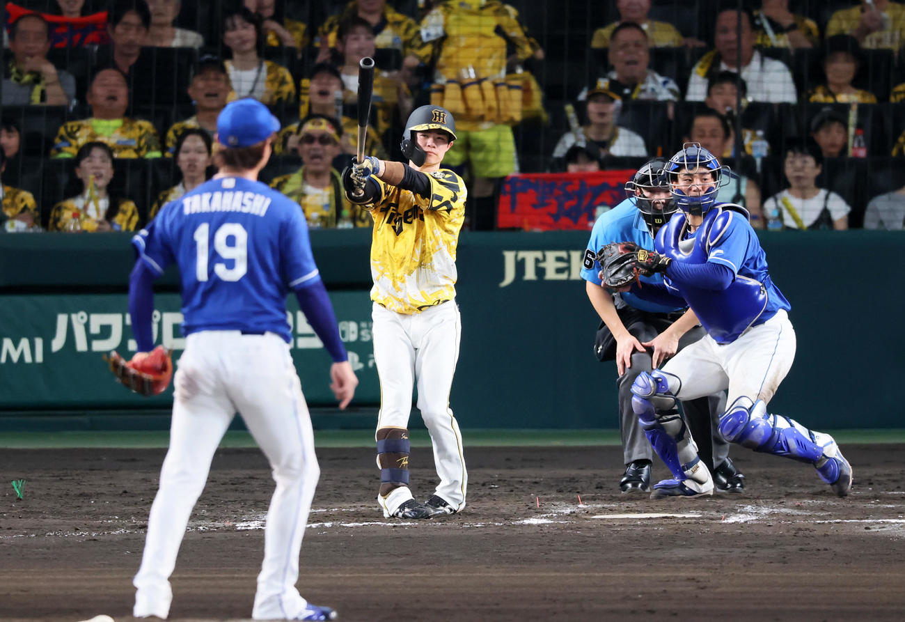 阪神対中日　7回裏阪神無死、三振に倒れる中野。投手高橋宏（撮影・加藤哉）