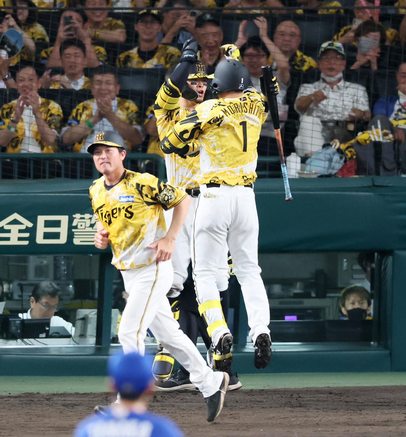 25年7月15日　7回裏阪神2死、左越えソロ本塁打を放った森下（右）は次打者佐藤輝とジャンプしてタッチ
