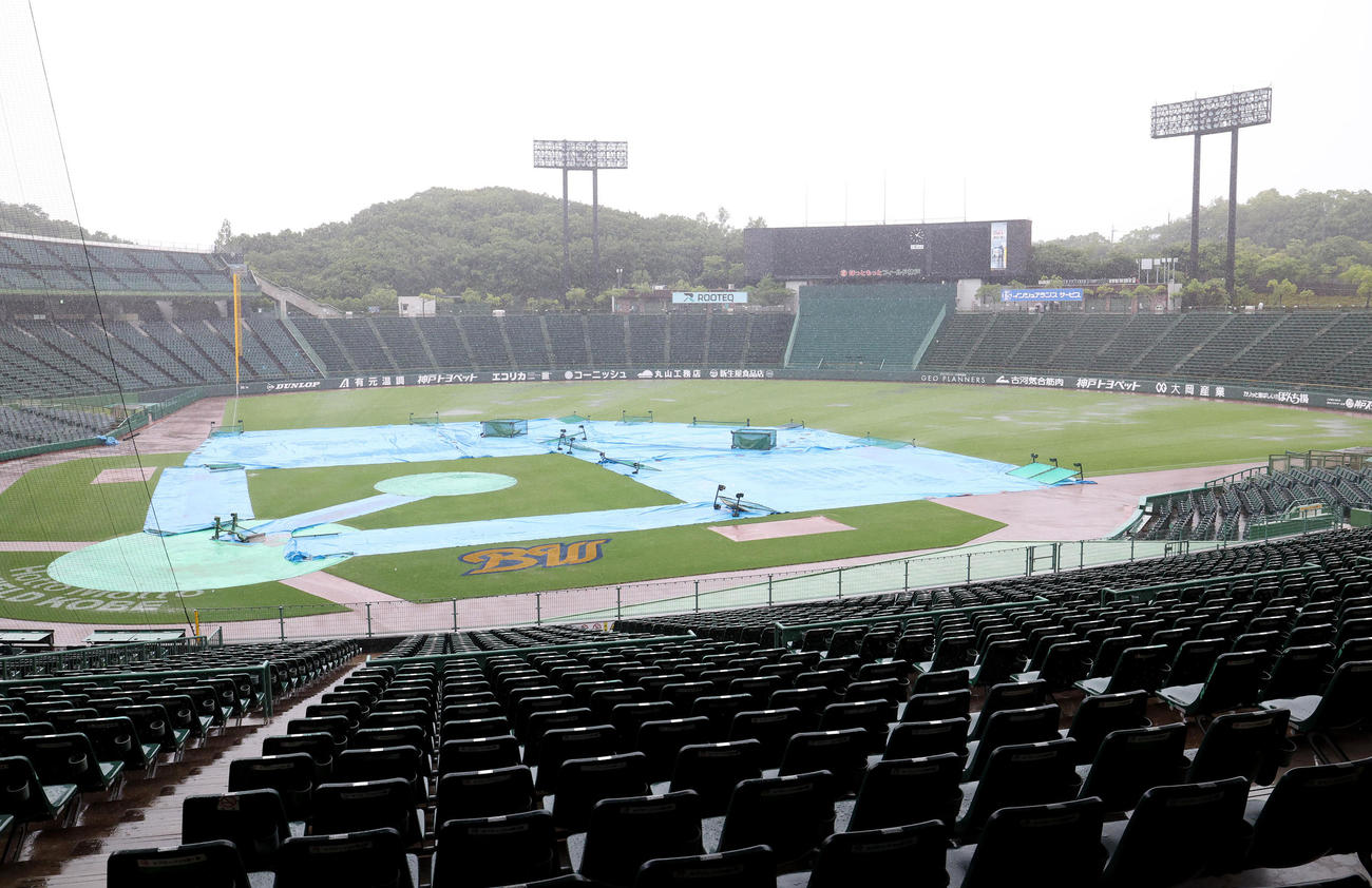 オリックス対楽天　雨天中止が発表されたほっともっとフィールド神戸のグラウンド（撮影・白石智彦）