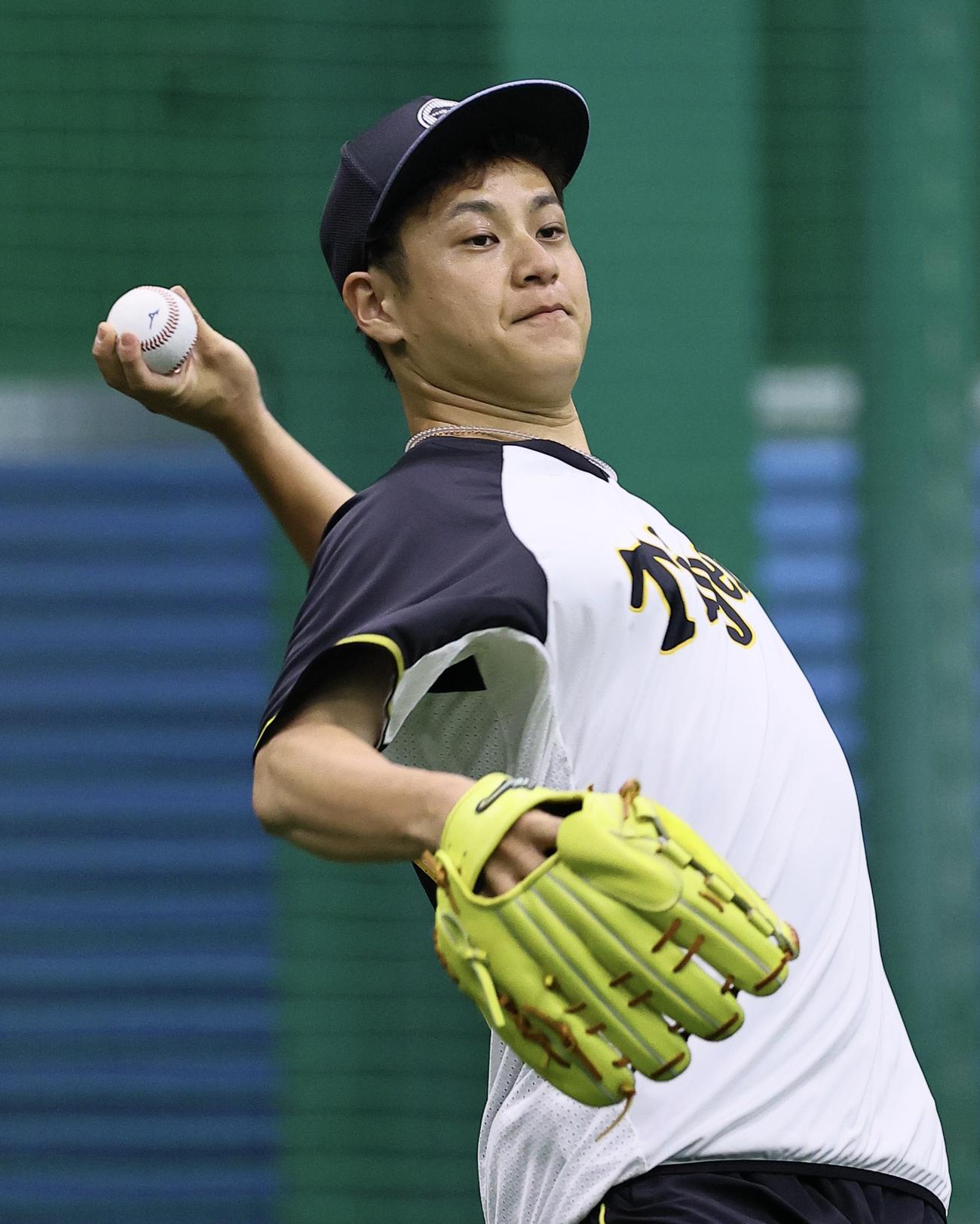 阪神対中日　キャッチボールする阪神大竹耕太郎（撮影・藤尾明華）