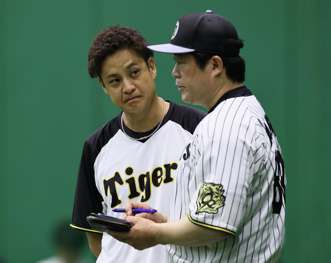 阪神対中日　試合が中止になり、安藤投手コーチと話をする阪神大竹（撮影・藤尾明華）