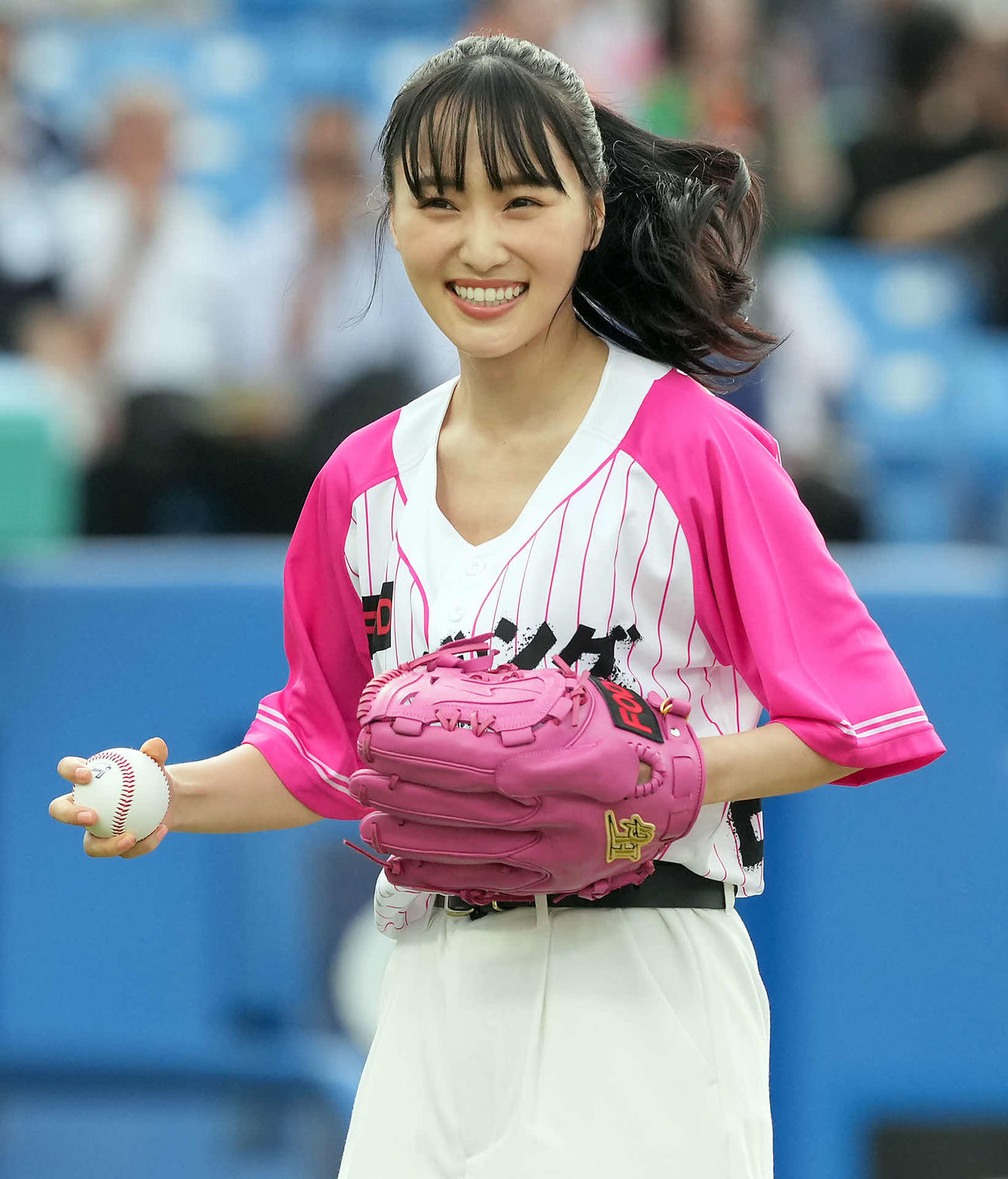 ヤクルト対巨人　ファーストピッチセレモニーを務め笑顔を見せる菅井友香（撮影・たえ見朱実）