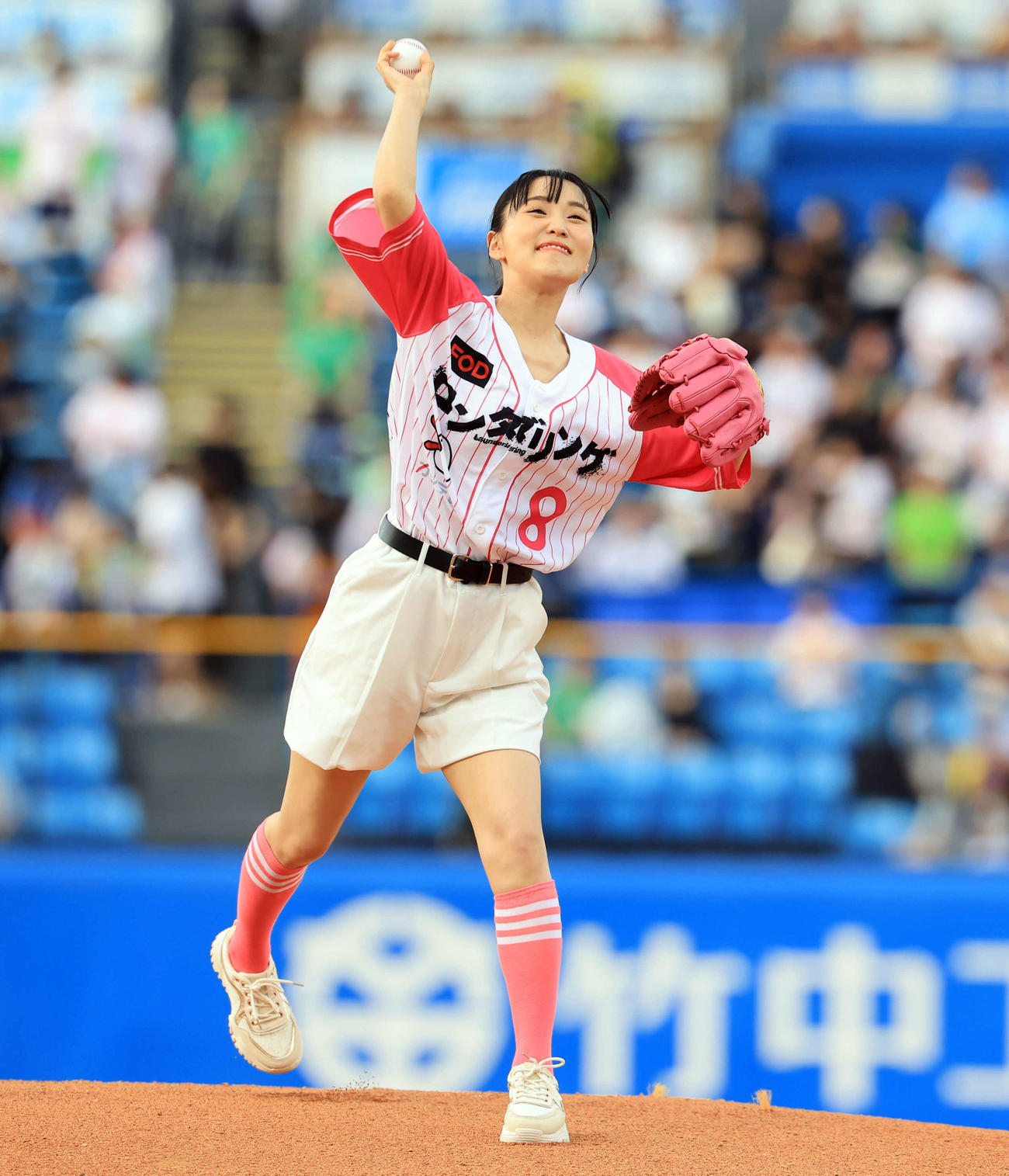 ヤクルト対巨人　ファーストピッチセレモニーで投げる菅井友香（撮影・浅見桂子）