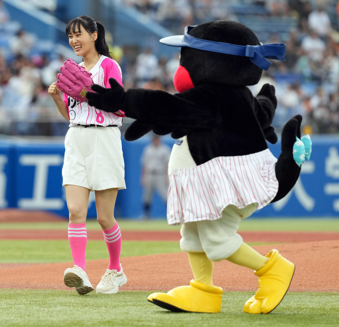 ヤクルト対巨人　ファーストピッチセレモニーを務め笑顔を見せる菅井友香（撮影・たえ見朱実）