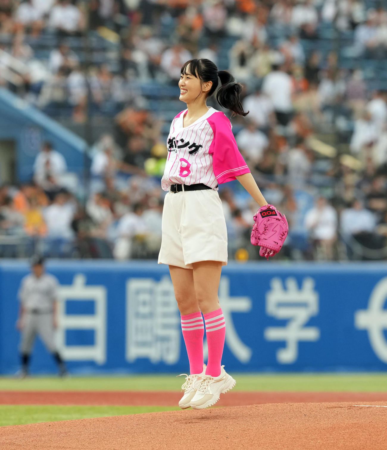 ヤクルト対巨人　ファーストピッチセレモニーを務め笑顔を見せる菅井友香（撮影・たえ見朱実）