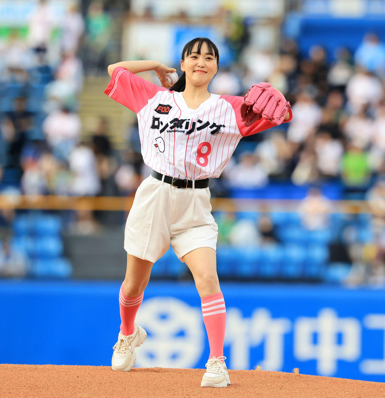 ヤクルト対巨人　ファーストピッチセレモニーで投げる菅井友香（撮影・浅見桂子）