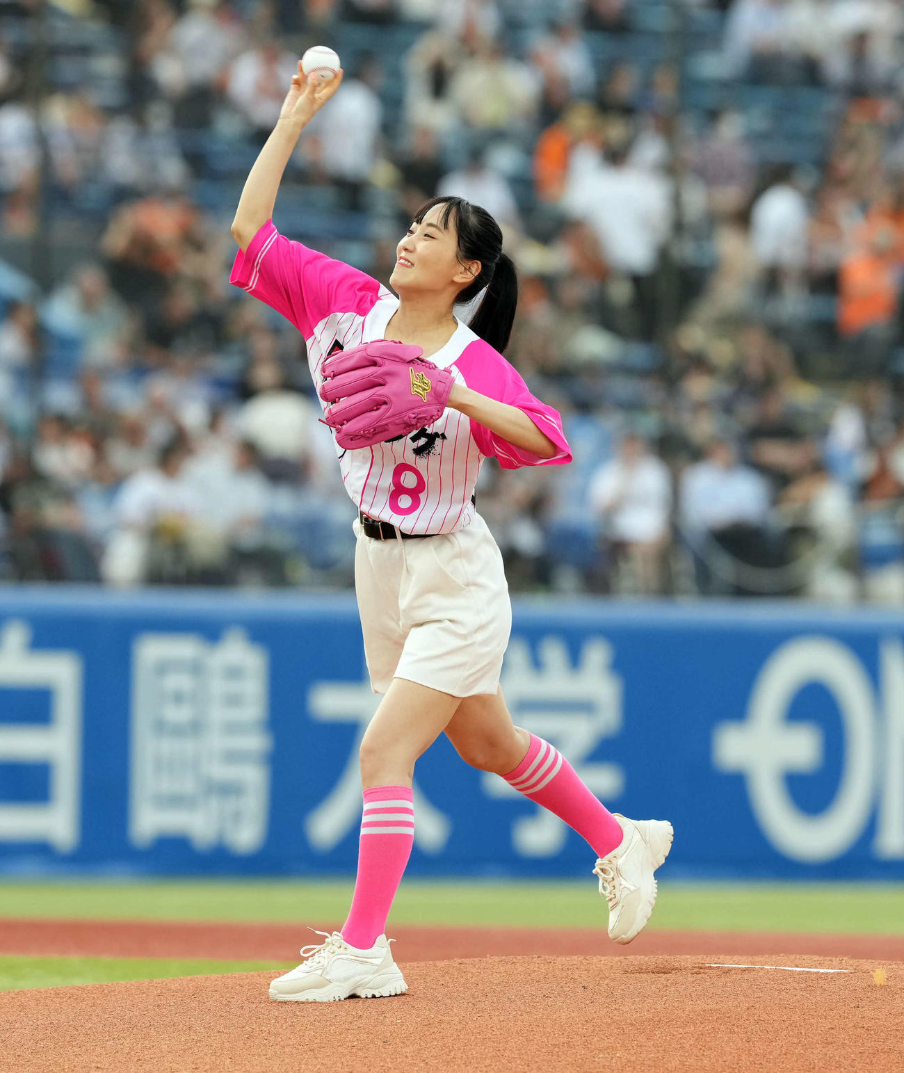 ヤクルト対巨人　ファーストピッチセレモニーを務めた菅井友香（撮影・たえ見朱実）