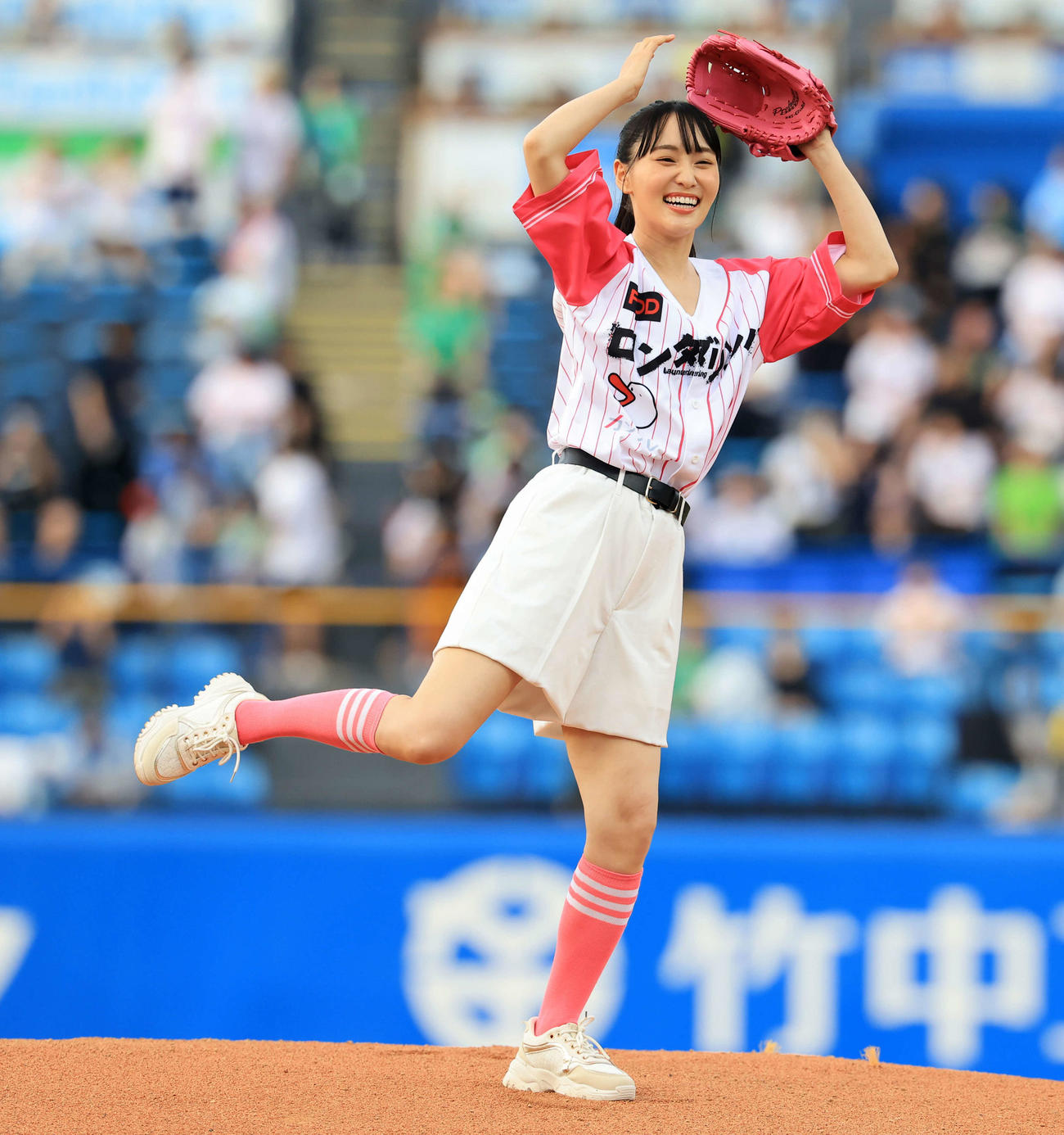 ヤクルト対巨人　ファーストピッチセレモニーで投げ笑顔の菅井友香（撮影・浅見桂子）