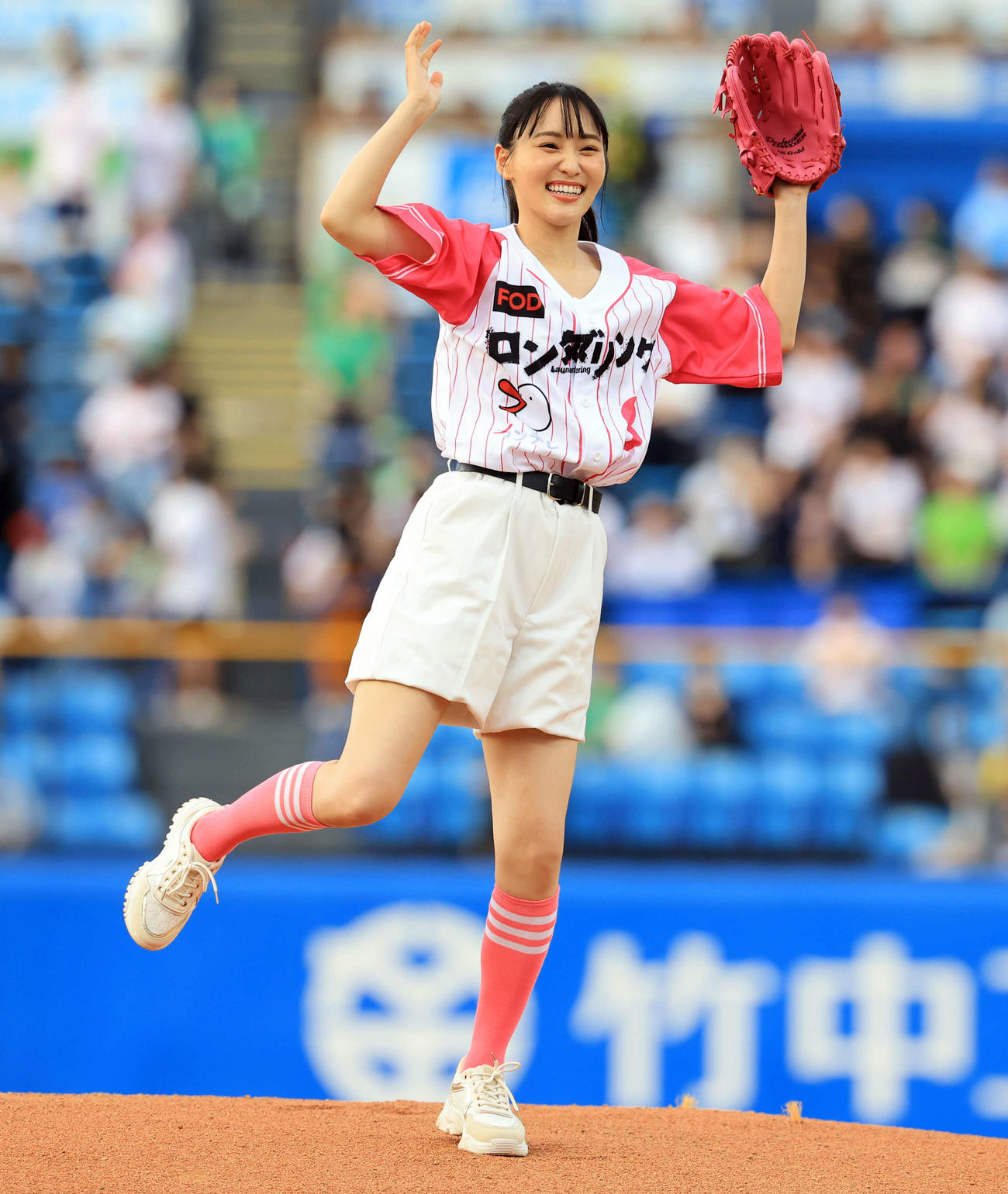 ヤクルト対巨人　ファーストピッチセレモニーで投げ笑顔の菅井友香（撮影・浅見桂子）