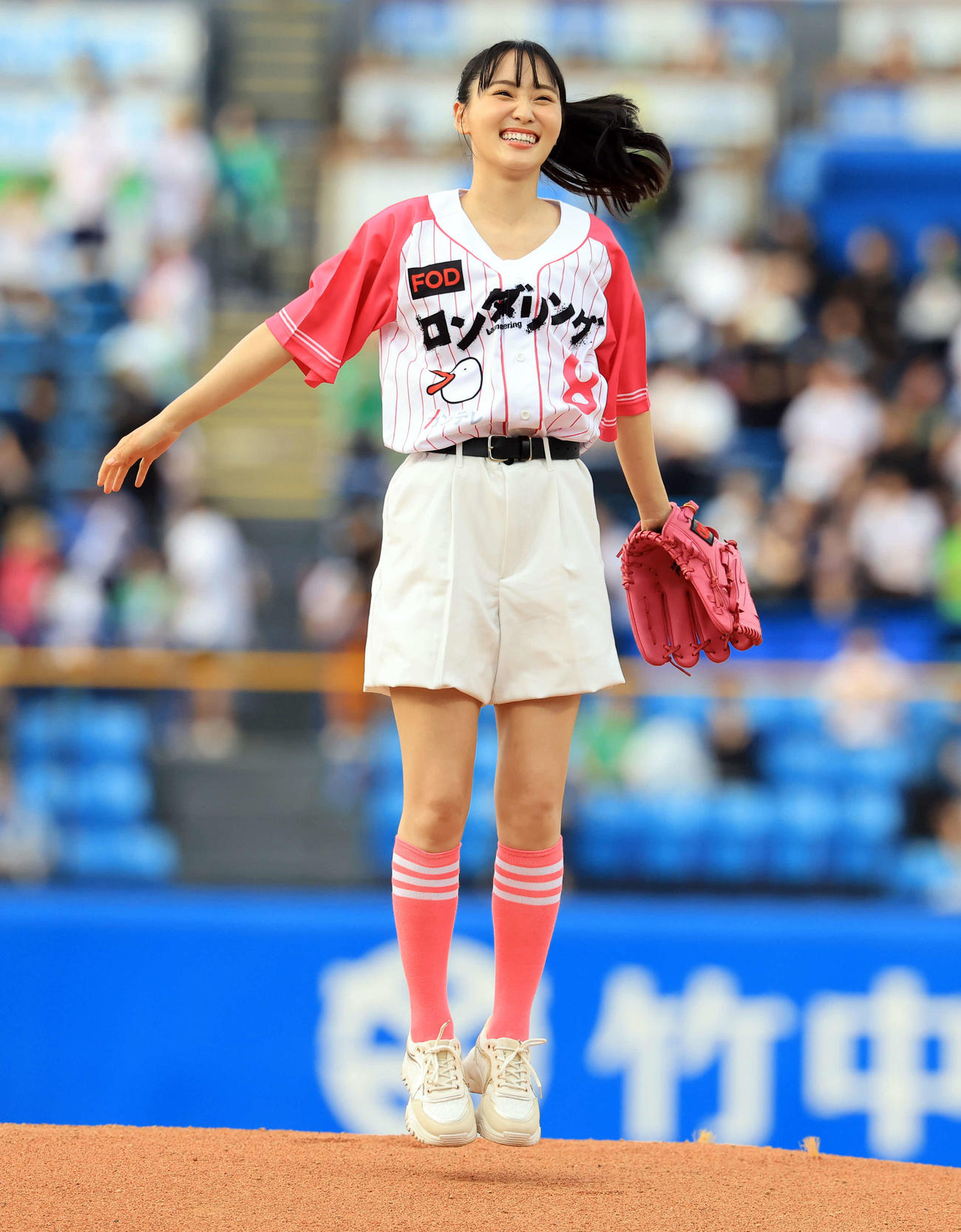 ヤクルト対巨人　ファーストピッチセレモニーで投げ笑顔の菅井友香（撮影・浅見桂子）
