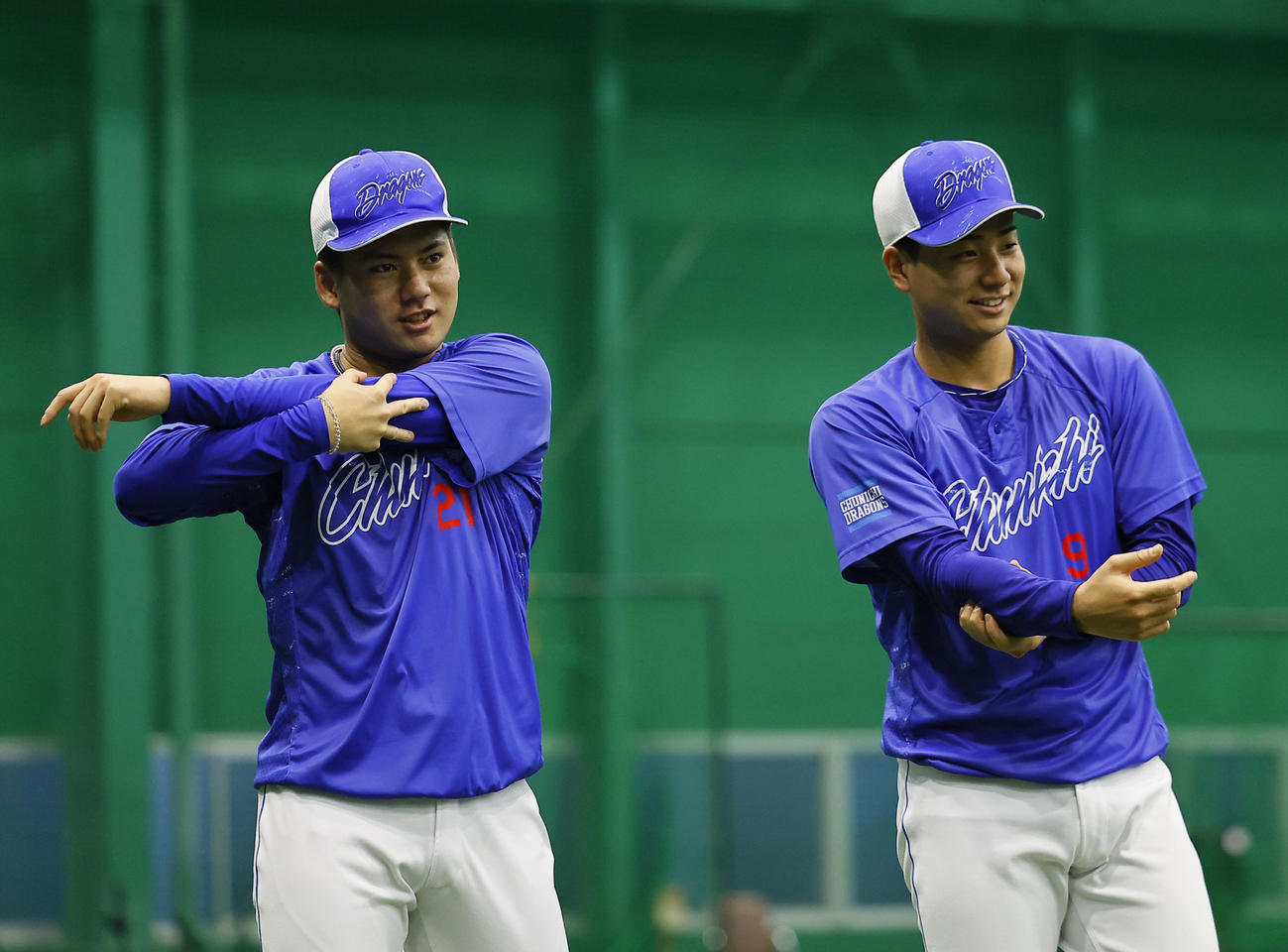 阪神対中日　ウオーミングアップする中日金丸（左）と石伊（撮影・藤尾明華）