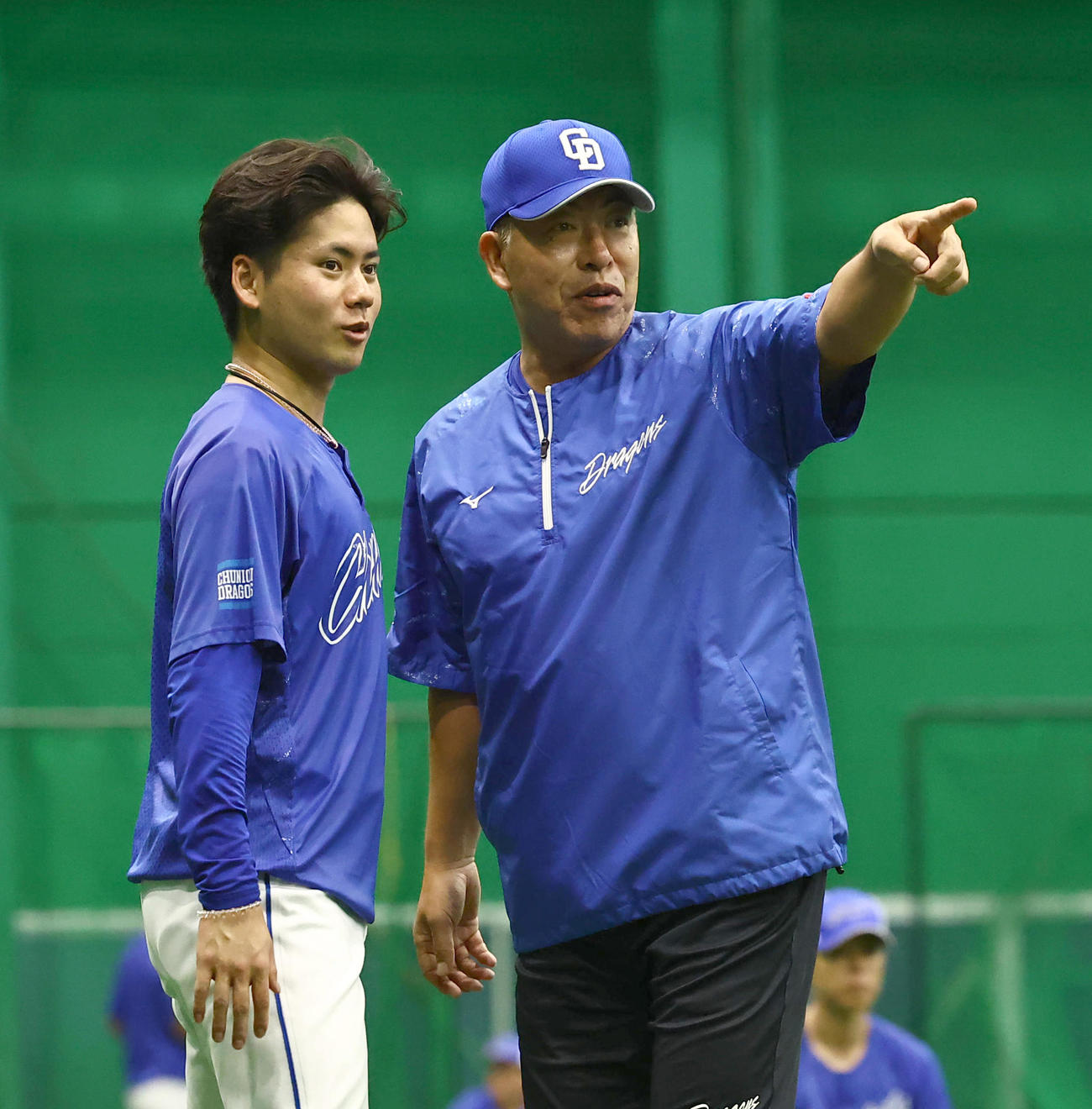 先発予定だった中日金丸（左）と話をする井上監督（撮影・上田博志）