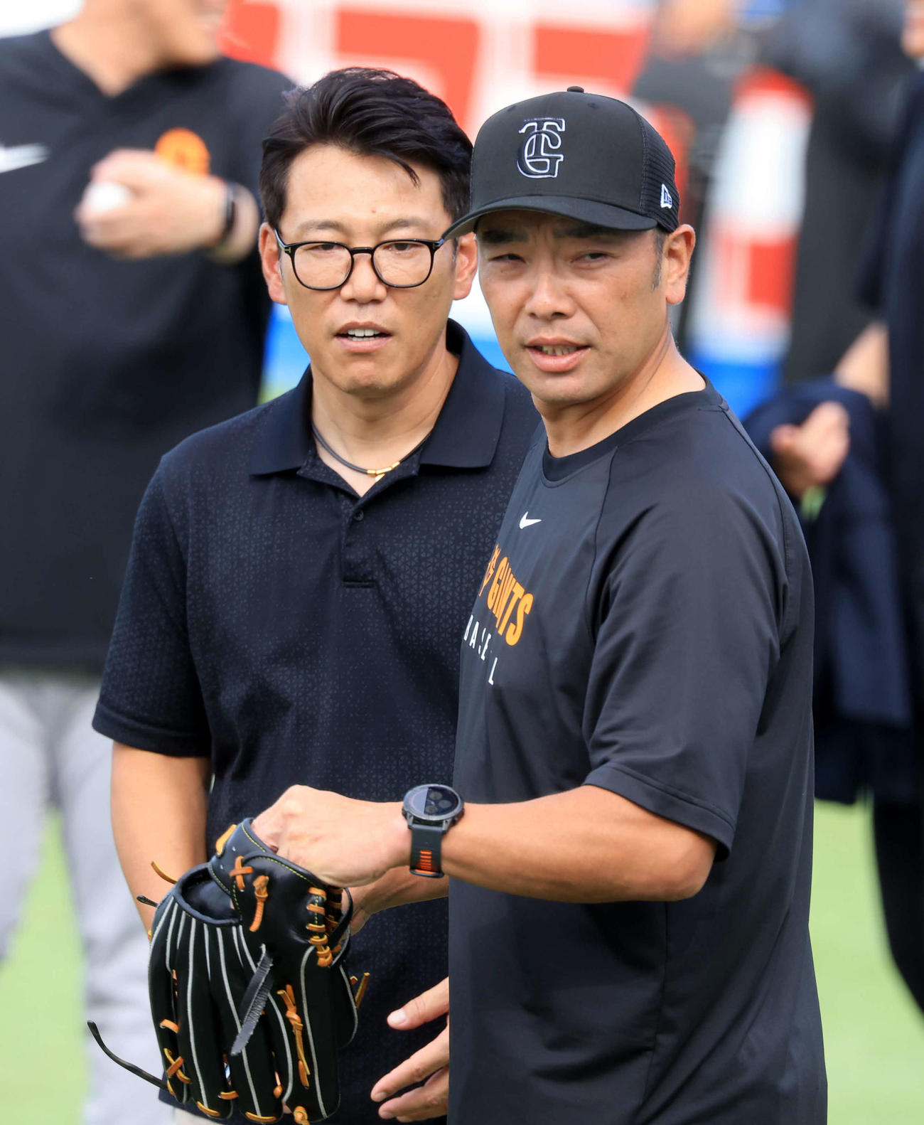 ヤクルト対巨人　視察に訪れた侍ジャパンの井端監督（左）は巨人阿部監督と話す（撮影・浅見桂子）