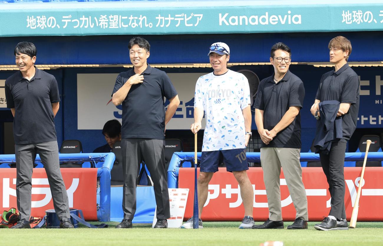 ヤクルト対巨人　視察に訪れた侍ジャパンの井端監督(右から2人目)はヤクルト高津監督(中央)と談笑する。左から松田コーチ、吉見コーチ。右端は能見コーチ＝2025年7月17日