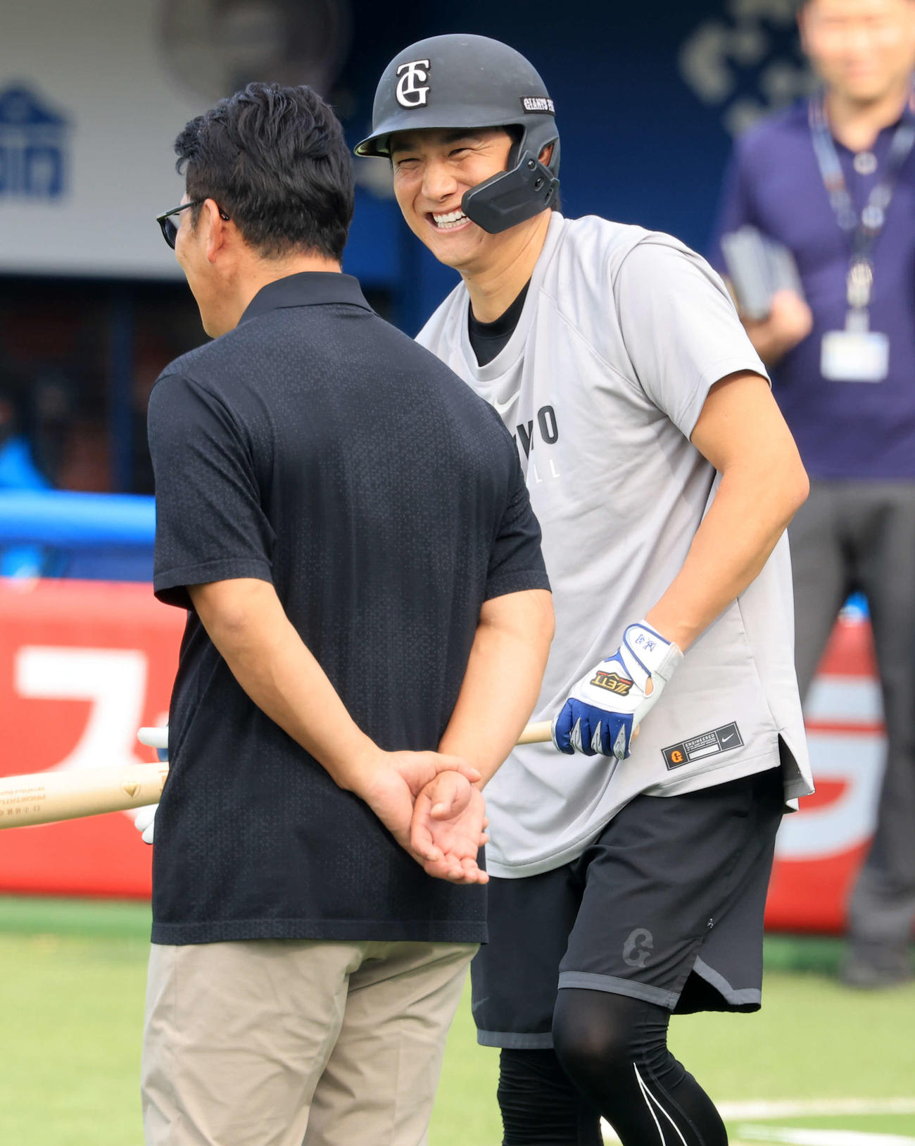 ヤクルト対巨人　視察に訪れた侍ジャパンの井端監督（左）と談笑する巨人小林（撮影・浅見桂子）