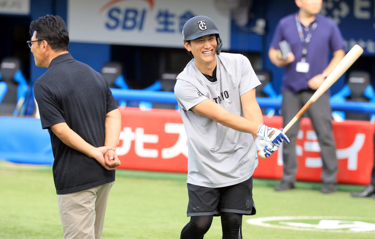 ヤクルト対巨人　視察に訪れた侍ジャパンの井端監督（左）と談笑する巨人小林（撮影・浅見桂子）