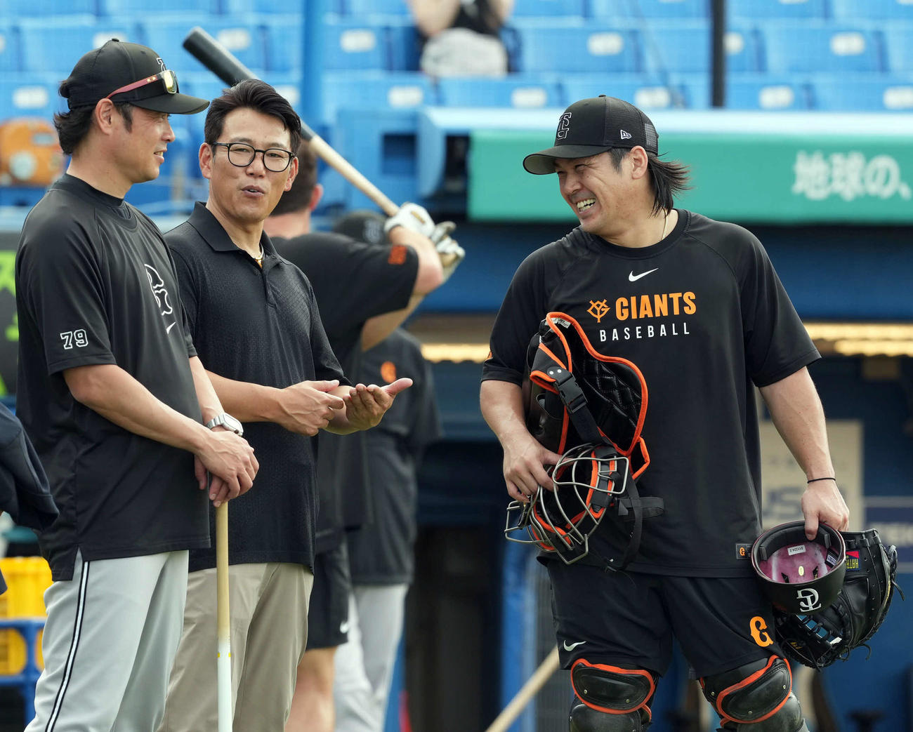 ヤクルト対巨人　巨人甲斐（右）と話をする侍ジャパンの井端監督（撮影・たえ見朱実）