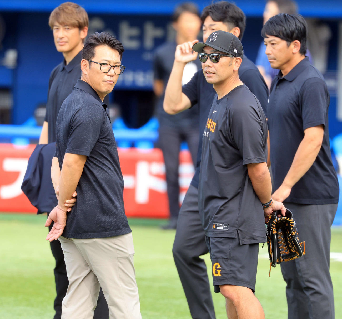 ヤクルト対巨人　視察に訪れた侍ジャパンの井端監督（左）は巨人阿部監督と話す（撮影・浅見桂子）