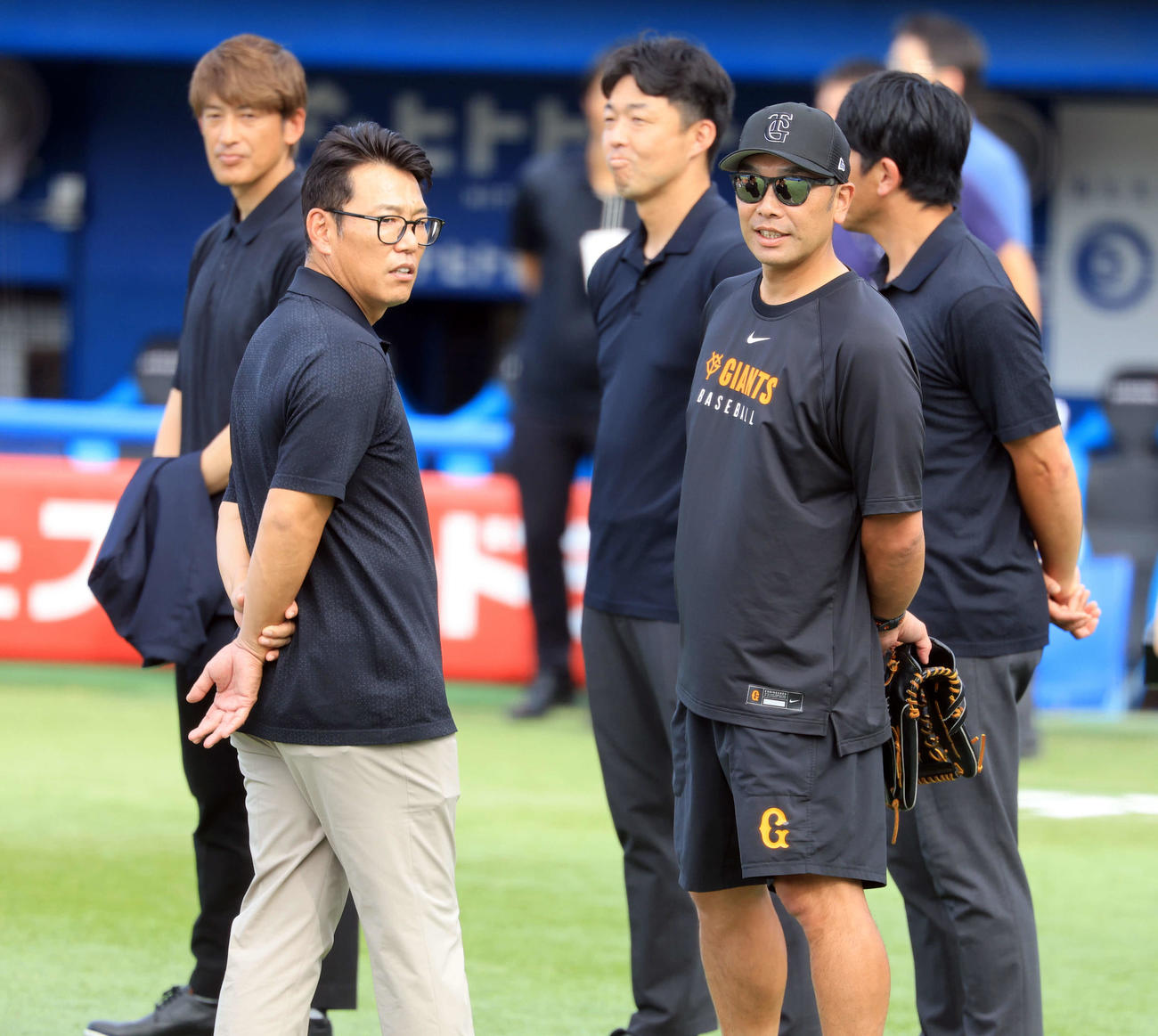 ヤクルト対巨人　視察に訪れた侍ジャパンの井端監督（左）は巨人阿部監督と話す（撮影・浅見桂子）