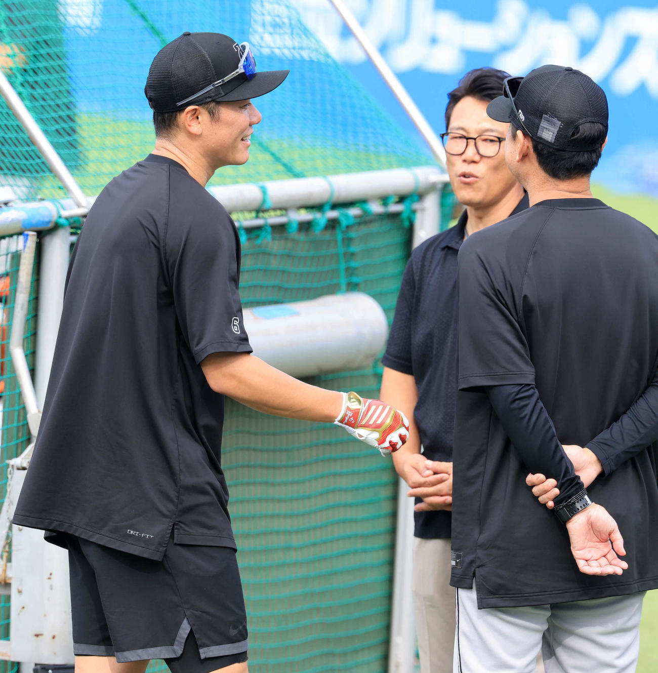 ヤクルト対巨人　視察に訪れた侍ジャパンの井端監督（右奥）とあいさつする巨人坂本（撮影・浅見桂子）