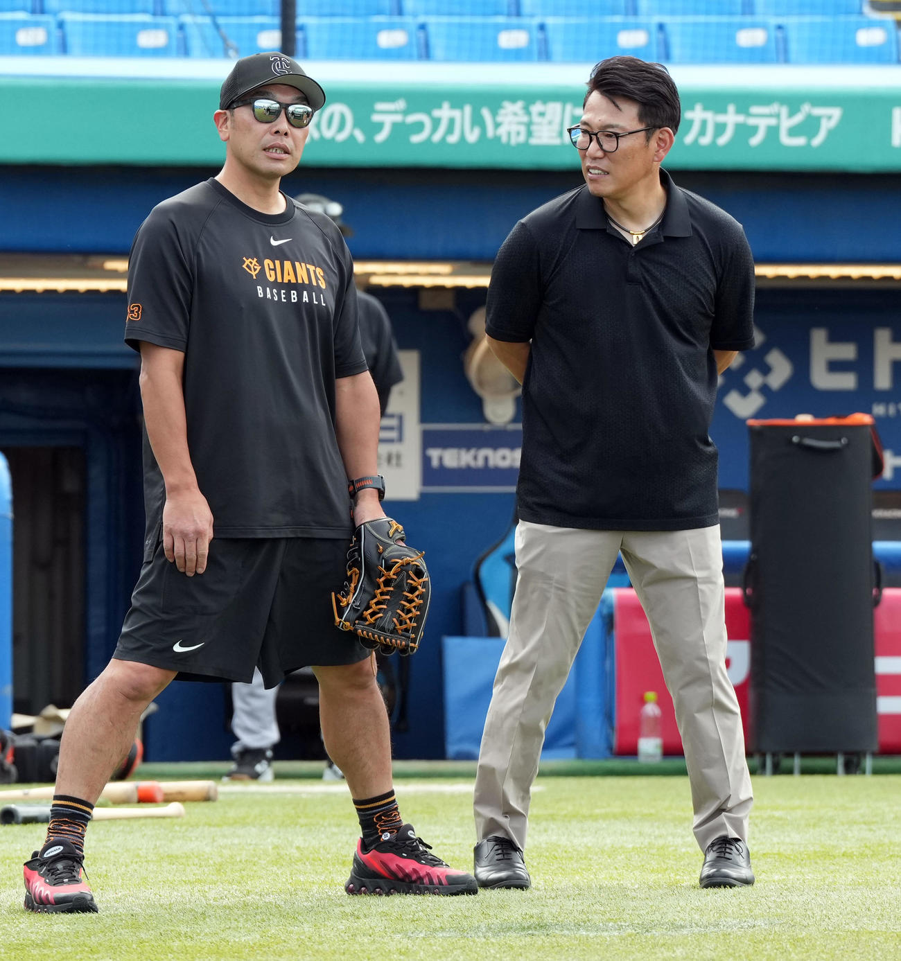 視察に訪れた侍ジャパンの井端監督（右）は、巨人阿部監督と話をする（撮影・たえ見朱実）