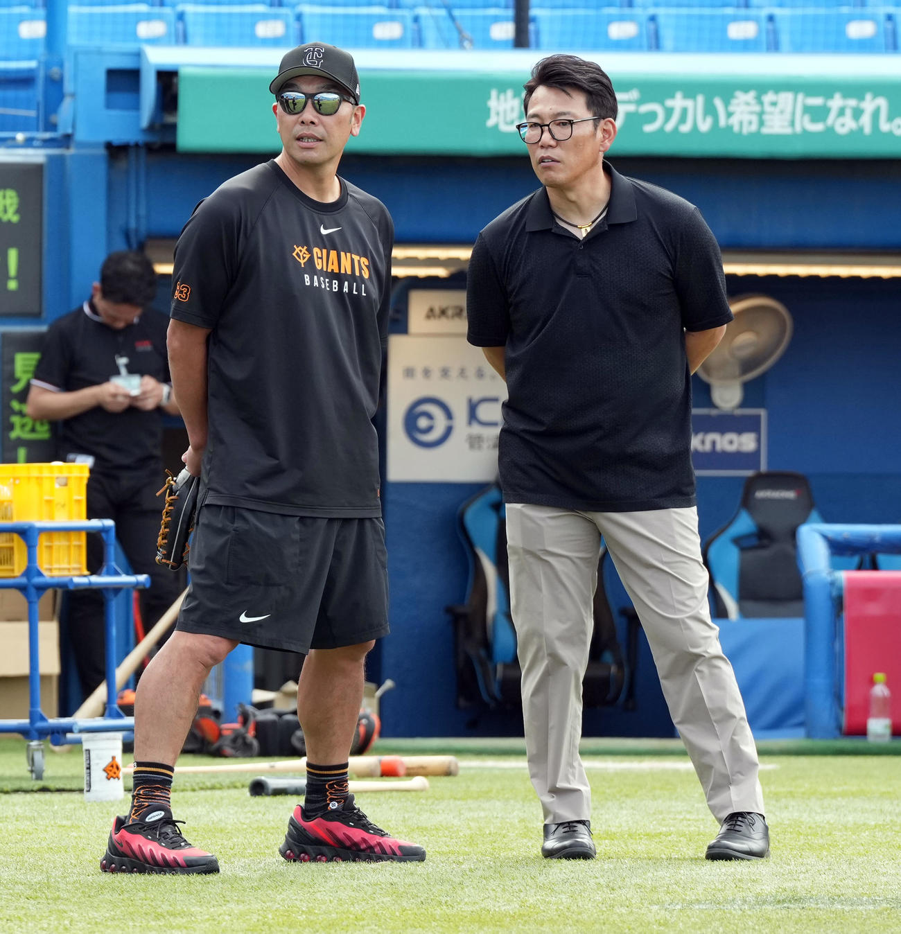 視察に訪れた侍ジャパンの井端監督（右）は、巨人阿部監督と話をする（撮影・たえ見朱実）