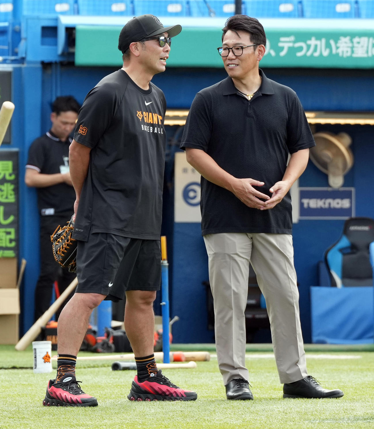 視察に訪れた侍ジャパンの井端監督（右）は、巨人阿部監督と話をする（撮影・たえ見朱実）