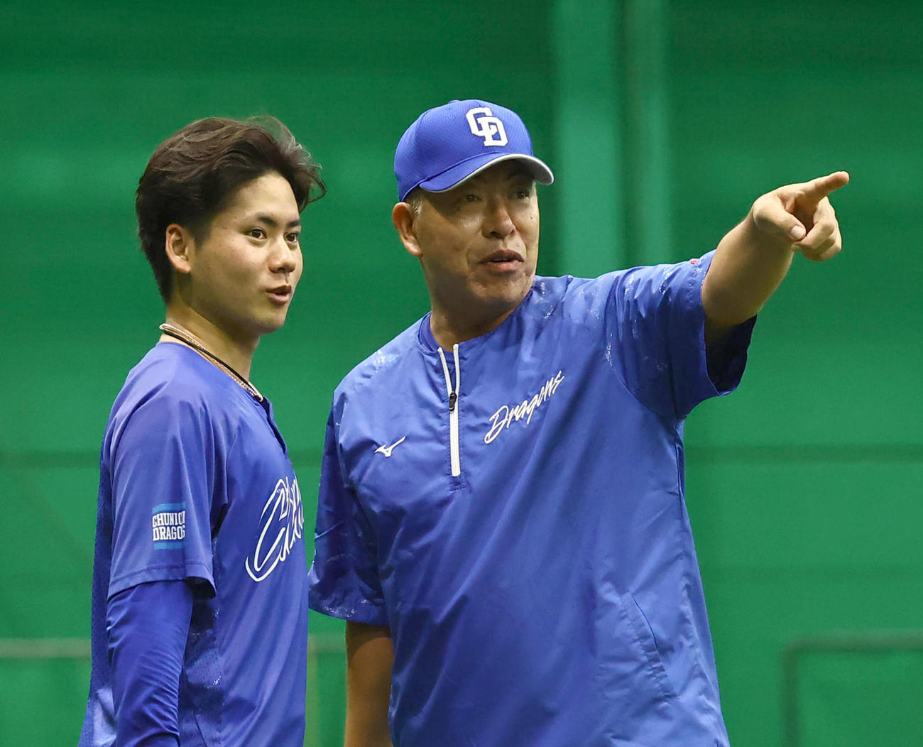 先発予定だった中日金丸（左）と話をする井上監督（撮影・上田博志）
