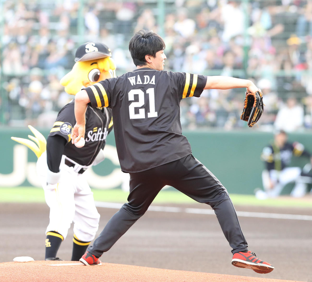 ソフトバンク対ロッテ　セレモニアルピッチで見事な投球を披露した和田アドバイザー（撮影・梅根麻紀）