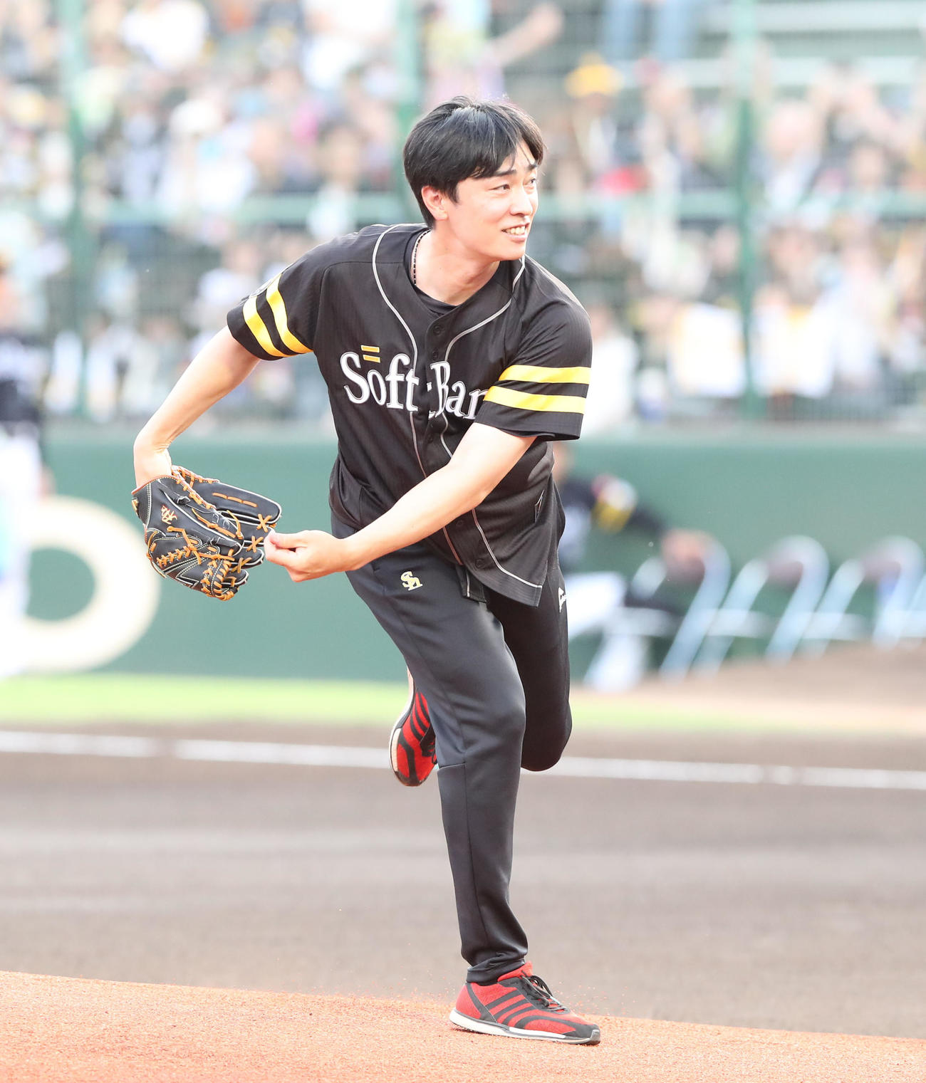 ソフトバンク対ロッテ　セレモニアルピッチで見事な投球を披露した和田アドバイザー（撮影・梅根麻紀）