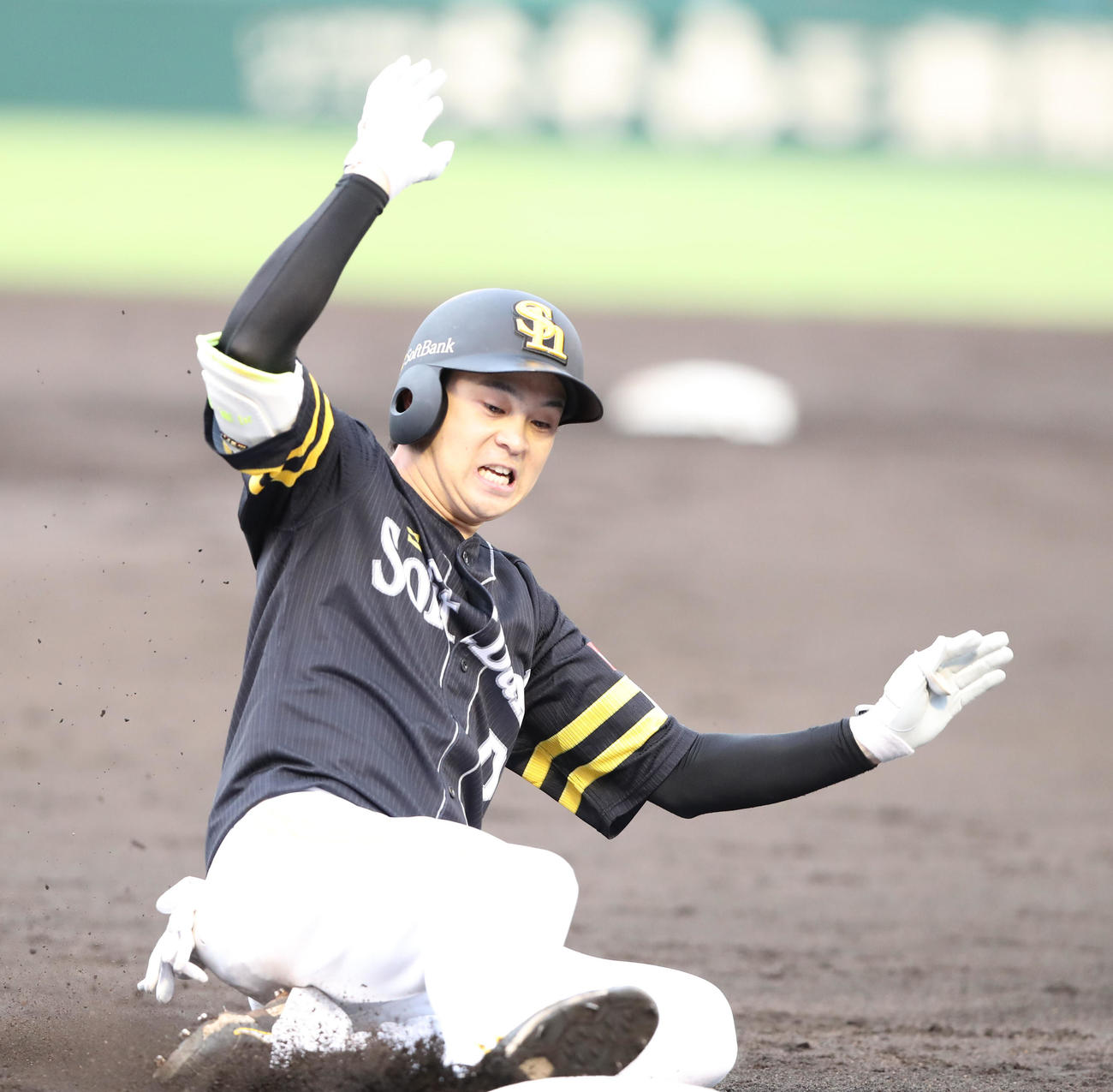ソフトバンク対ロッテ　2回裏ソフトバンク2死一塁、川瀬は中越えに適時三塁打を放つ（撮影・梅根麻紀