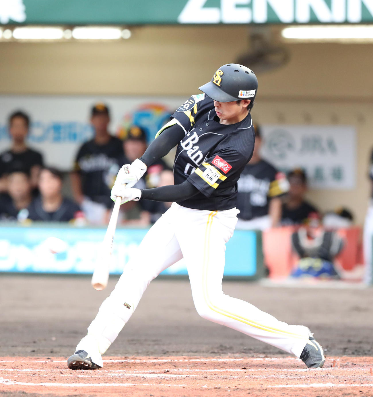ソフトバンク対ロッテ　2回裏ソフトバンク2死一塁、川瀬は中越えに適時三塁打を放つ（撮影・梅根麻紀