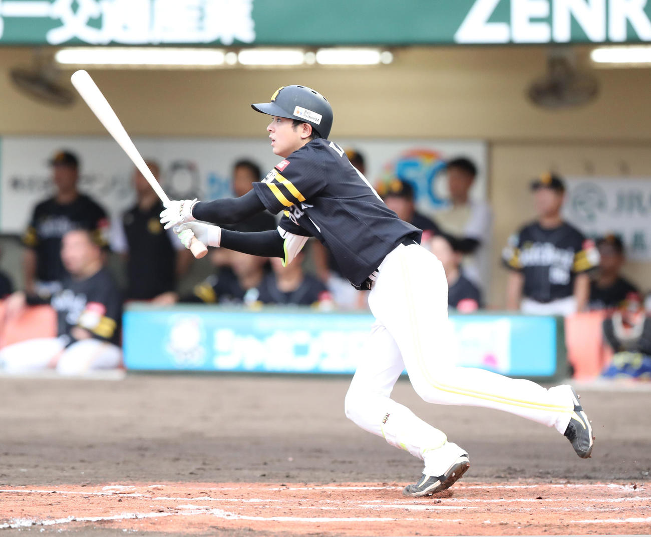 ソフトバンク対ロッテ　2回裏ソフトバンク2死一塁、川瀬は中越えに適時三塁打を放つ（撮影・梅根麻紀