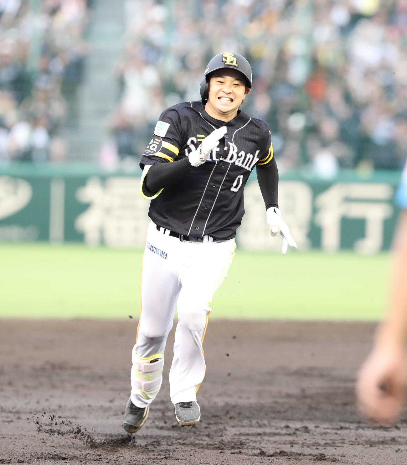 ソフトバンク対ロッテ　2回裏ソフトバンク2死一塁、川瀬は中越えに適時三塁打を放つ（撮影・梅根麻紀