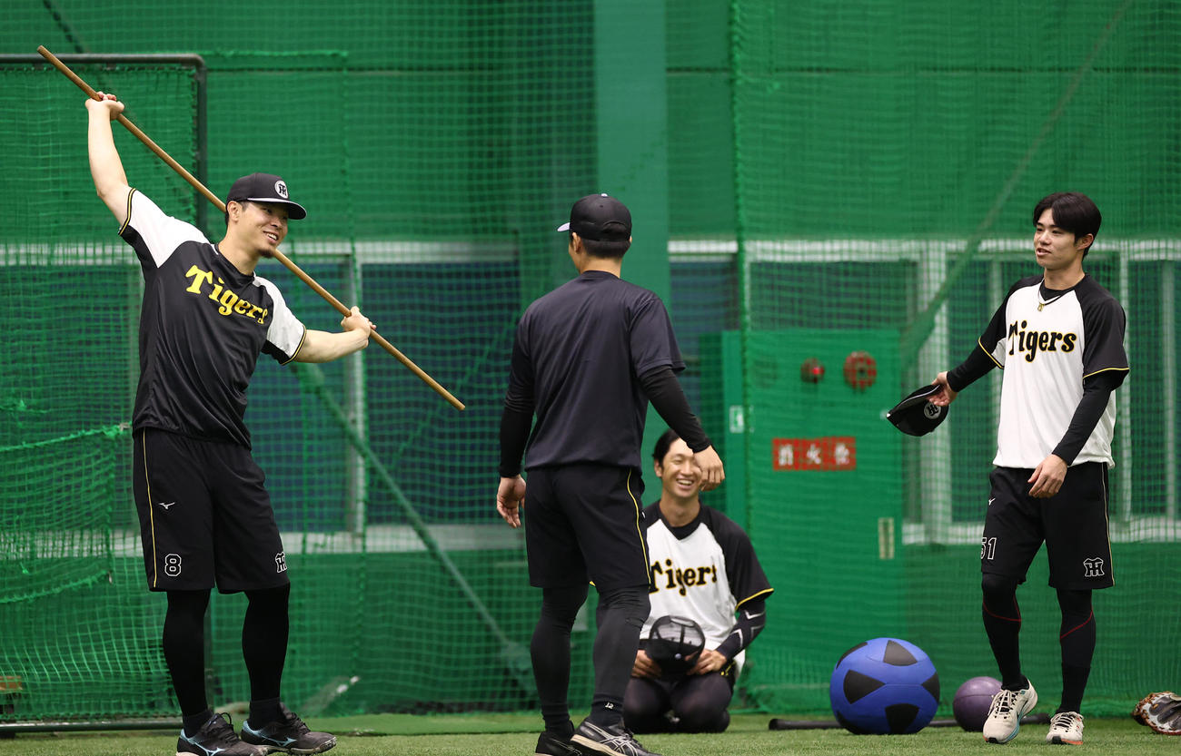 右から中野、近本、坂本と笑顔を見せる佐藤輝（撮影・上田博志）