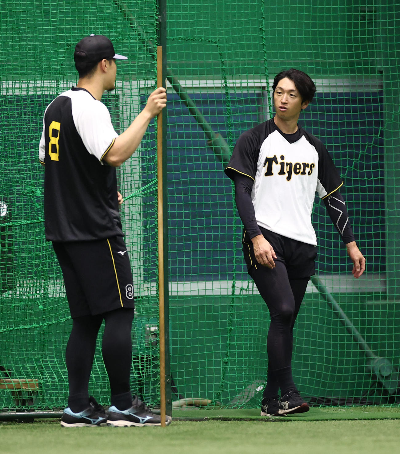 佐藤輝（左）と話をする近本（撮影・上田博志）