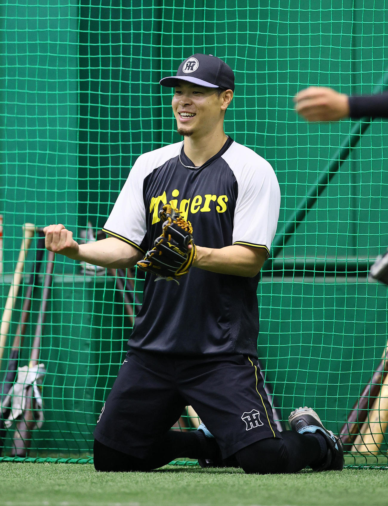 捕球練習をする阪神佐藤輝（撮影・藤尾明華）