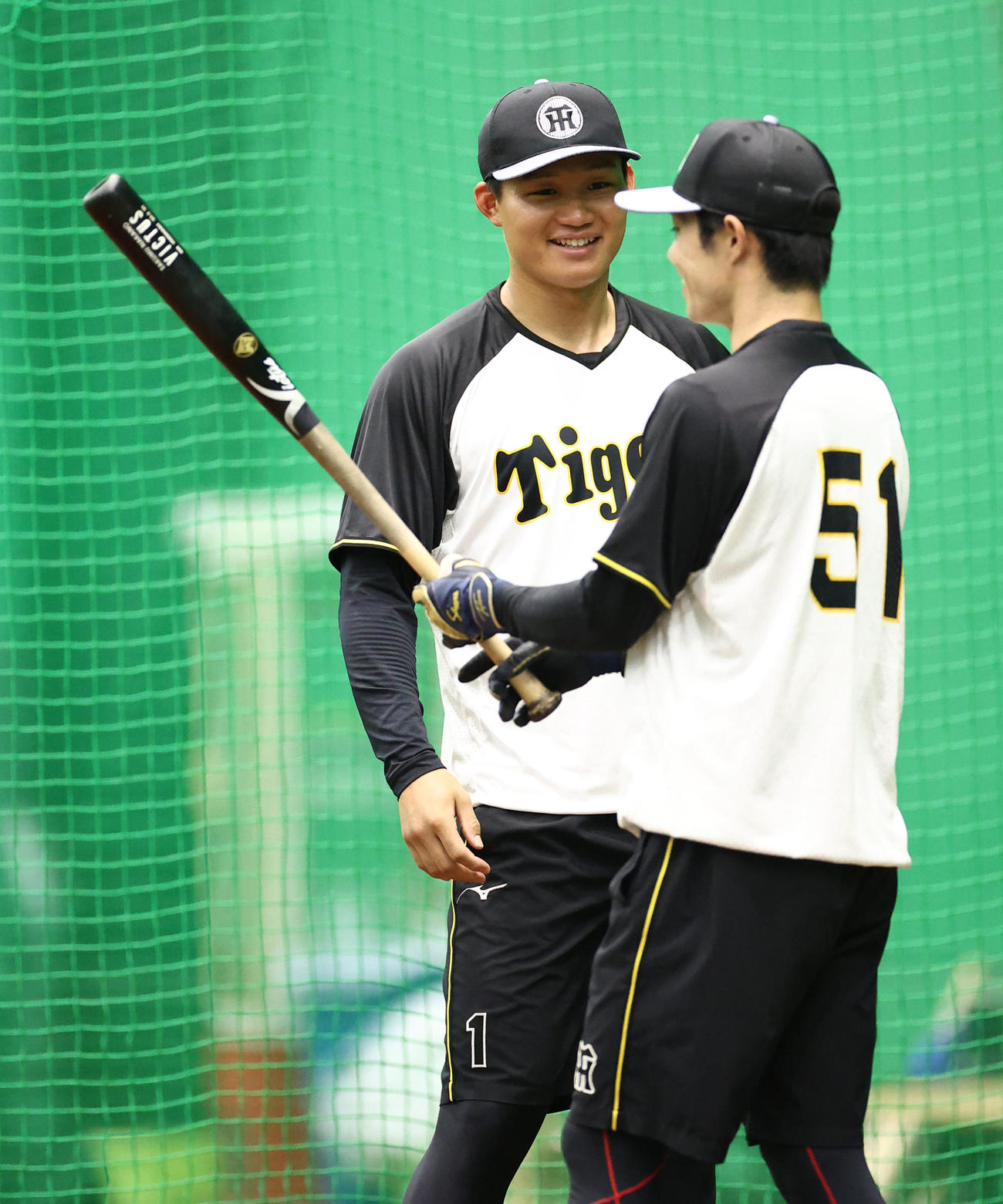 中野（右）と笑顔を見せる森下（撮影・上田博志）