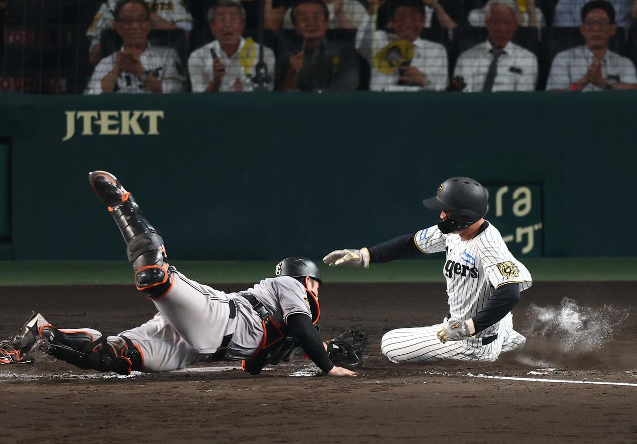 阪神対巨人　8回裏阪神2死一、二塁、大山の適時打で生還する森下。アウトの判定もリクエストで生還となる（2025年7月2日撮影）