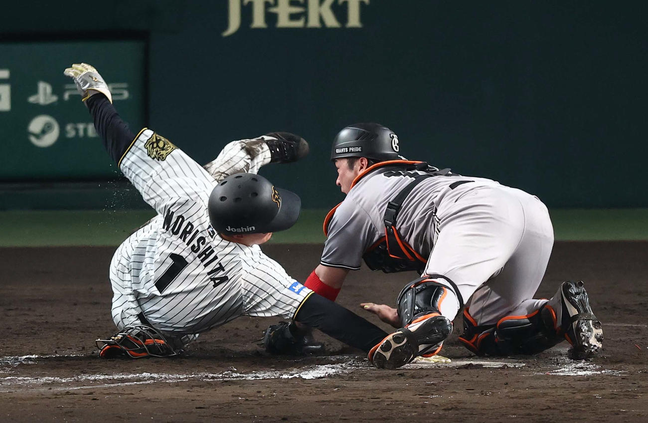 阪神対巨人　8回裏阪神2死一、二塁、大山の適時打で生還する森下。アウトの判定もリクエストで生還となる（2025年7月2日撮影）