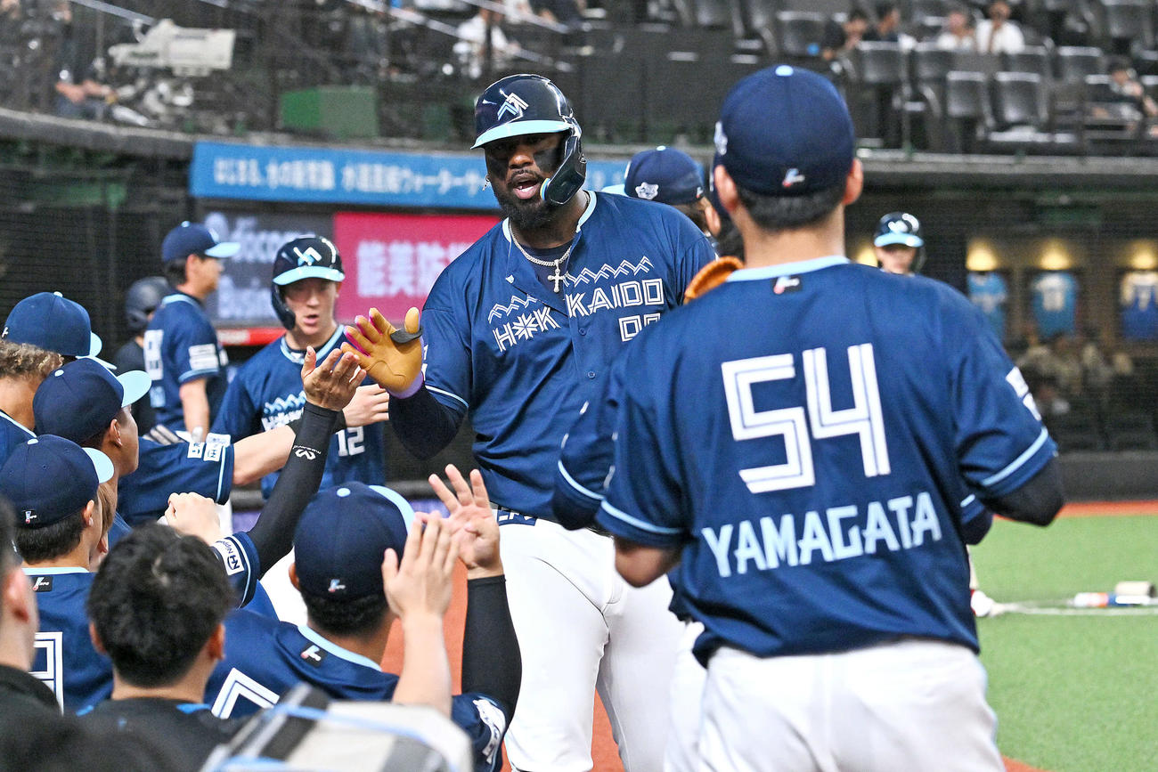 西武対日本ハム　1回表日本ハム1死一、二塁、先制3点本塁打を放ったレイエス（中央）は生還しチームメートとタッチを交わす（撮影・滝沢徹郎）