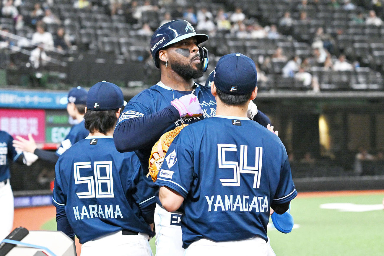 西武対日本ハム　1回表日本ハム1死一、二塁、先制3点本塁打を放ったレイエス（中央）は生還しポーズを決める（撮影・滝沢徹郎）