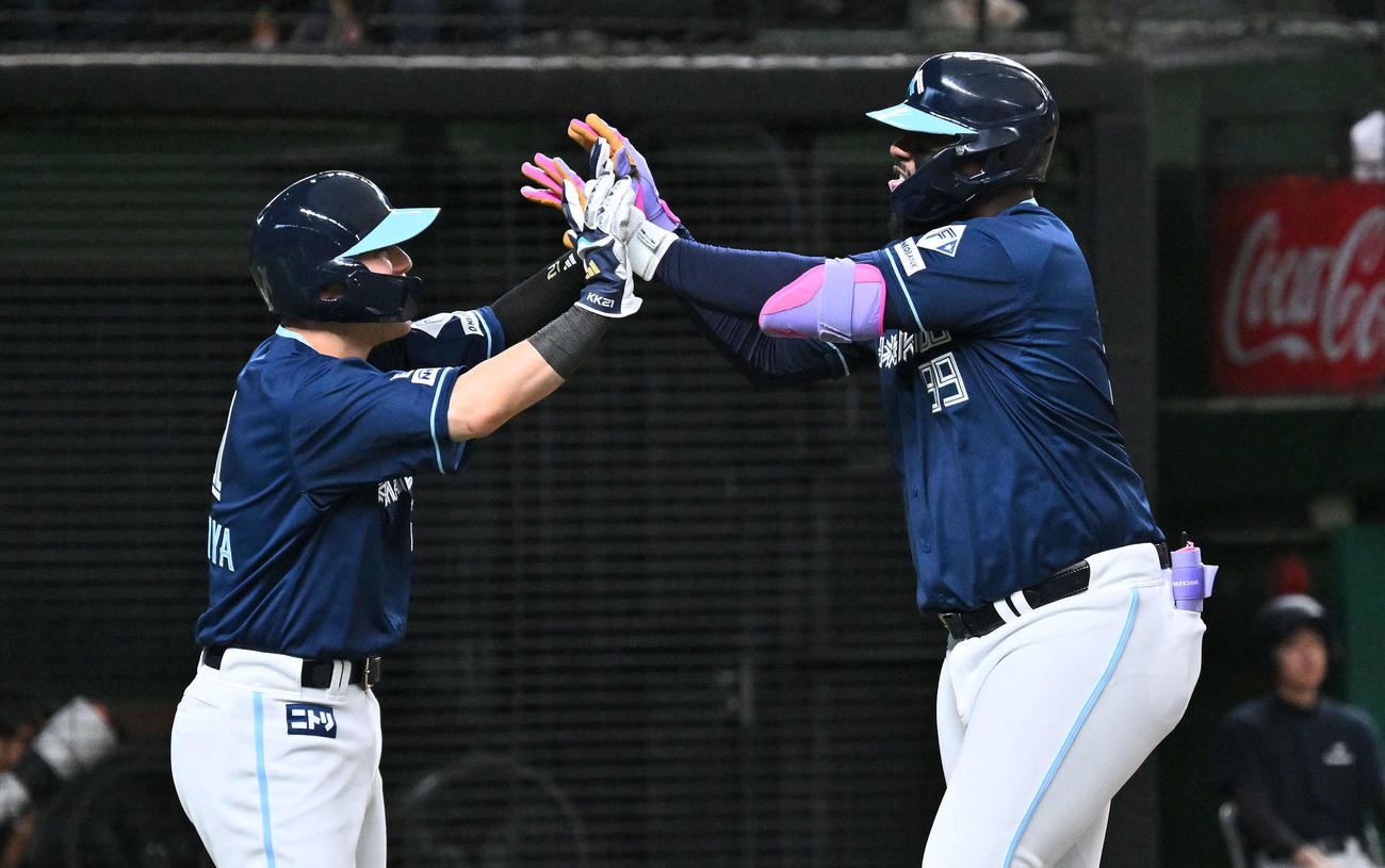 西武対日本ハム　1回表日本ハム1死一、二塁、先制3点本塁打を放ったレイエス（右）は生還し清宮幸とタッチを交わす（撮影・滝沢徹郎）