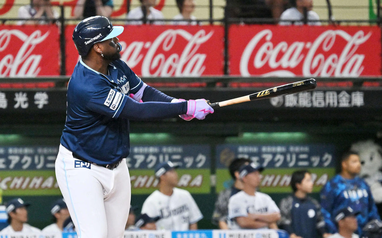西武対日本ハム　1回表日本ハム1死一、二塁、レイエスは左越え先制3点本塁打を放つ（撮影・滝沢徹郎）