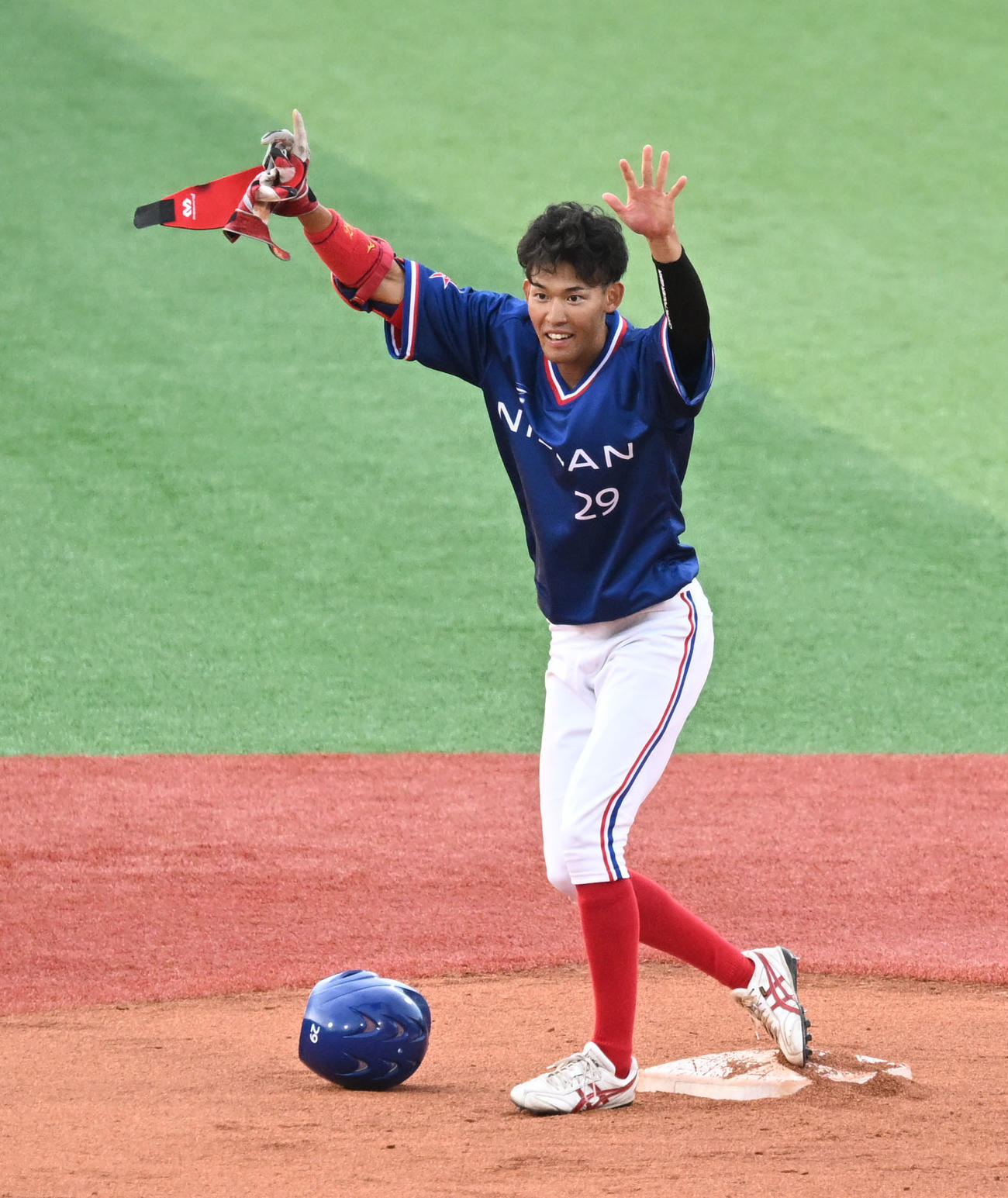 第96回都市対抗野球大会西関東予選　東芝対日産　1回1回裏日産無死死、左翼線に二塁打を放ちベンチに向かってアピールする宮川（撮影・千葉一成）