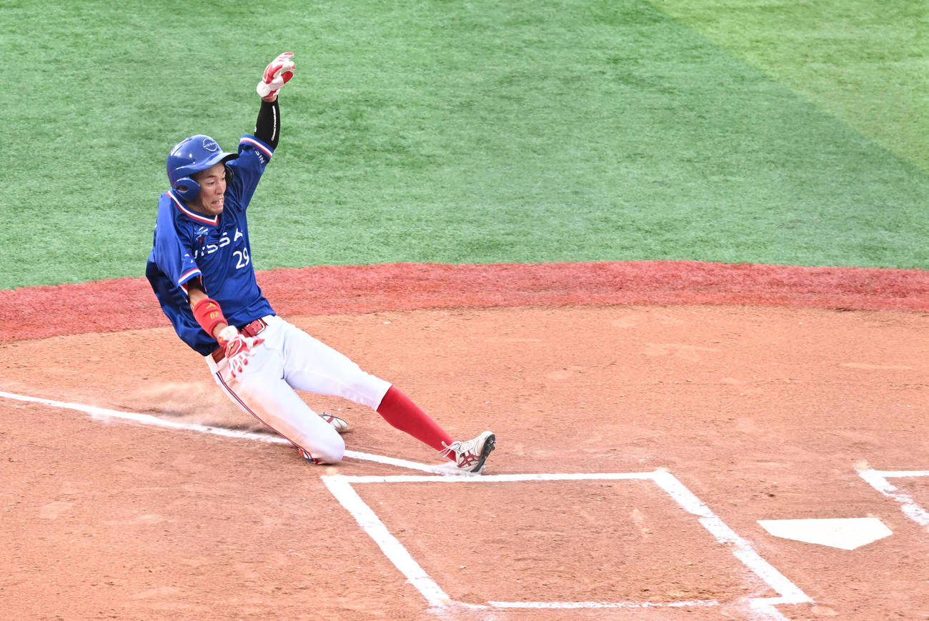 第96回都市対抗野球大会西関東予選　東芝対日産　1回裏日産無死二塁、朝岡慶の適時打で先制の生還をする宮川（撮影・千葉一成）