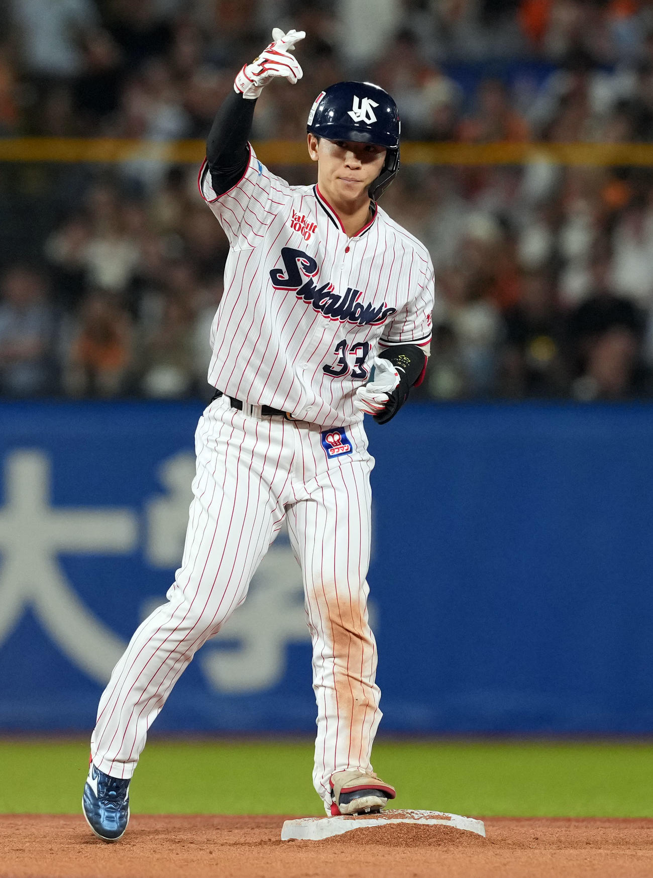 ヤクルト対巨人　6回裏ヤクルト無死、左翼線に二塁打を放った内山（撮影・たえ見朱実）