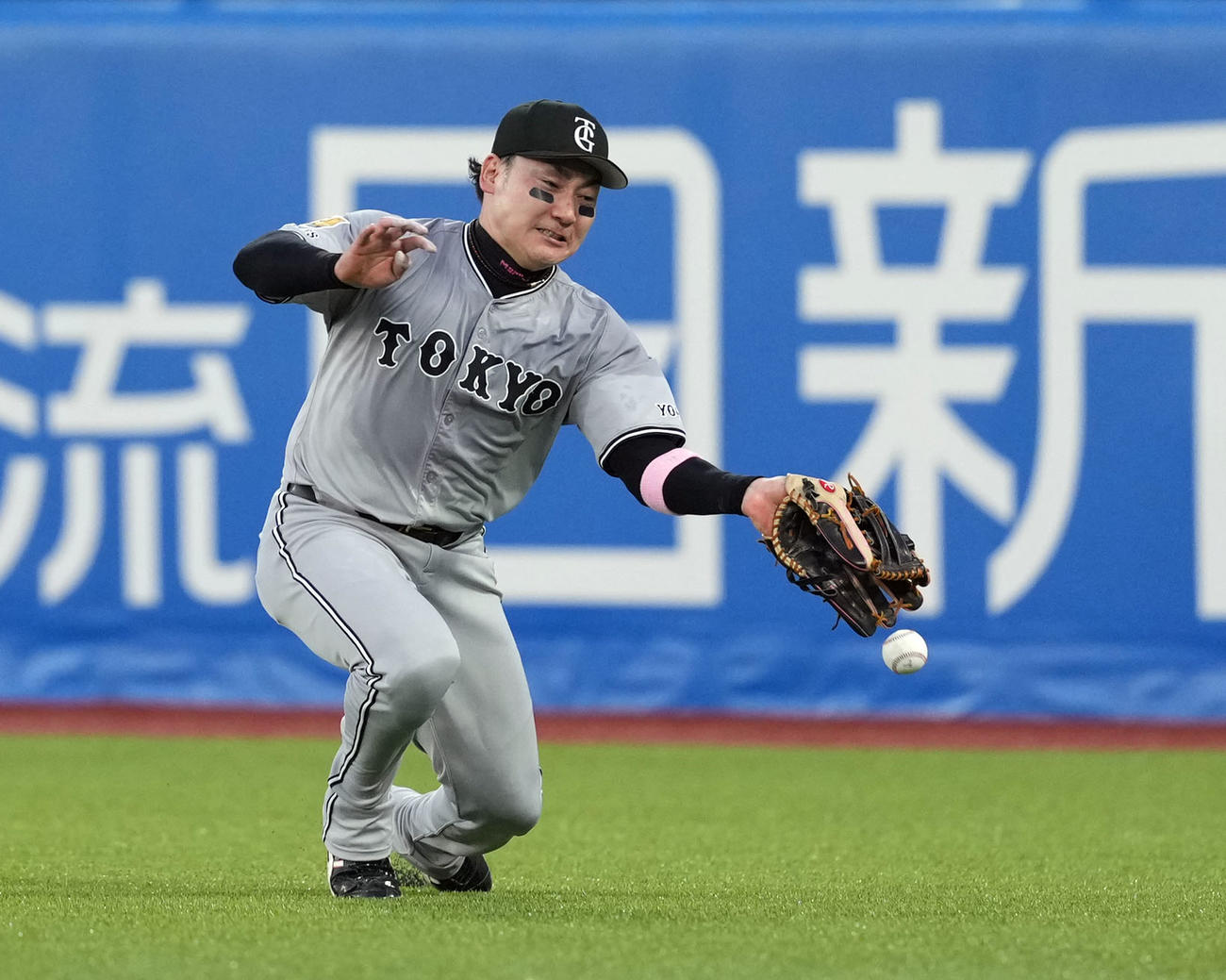 ヤクルト対巨人　2回裏ヤクルト2死一塁、伊藤の飛球に飛びつくも捕球出来ず適時二塁打とされる右翼手丸（撮影・たえ見朱実）