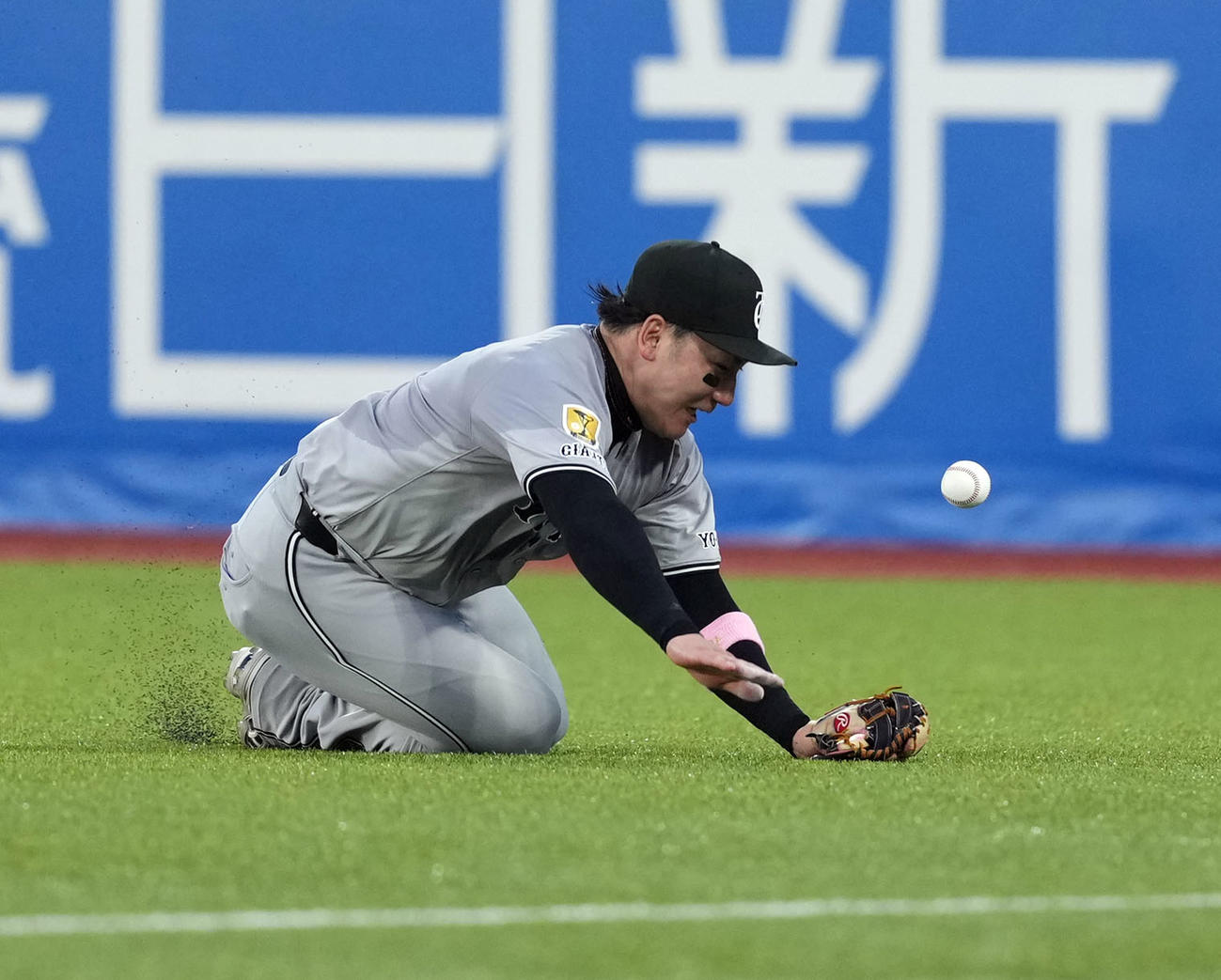 ヤクルト対巨人　2回裏ヤクルト2死一塁、伊藤の飛球に飛びつくも捕球出来ず適時二塁打とされる右翼手丸（撮影・たえ見朱実）